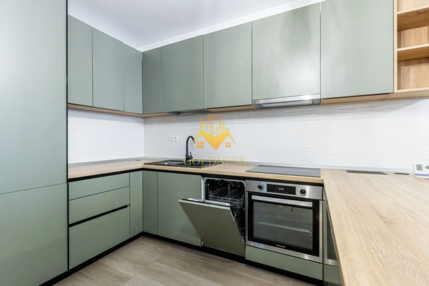 2 camere, modern, garaj, zona Centrala, Platinia, Usamv, Motilor - GOLDNESS Imobiliare va oferă spre închiriere un apartament cu 2 camere semidecomandat, aflat în cartierul Plopilor, la 5 minute pe jos de Platinia, USAMV, Cluj Arena şi parcul central. Accesul facil la transportul în comun, staţia de tramvai fiind la 2 minute de mers pe jos. Blocul , finisat în 2019, este certificat energetic clasa A, dispune de lift, curte interioară, loc de joacă. Suprafaţa utilă este de 58 mp, la care se adaugă şi un balcon de 4 mp. Compartimentarea este urmatoarea: 1 living cu bucătărie, 1 dormitor, 1 baie, 1 balcon. Apartamentul este la prima închiriere şi este dotat cu aer condiţionat, maşină de spălat rufe, maşină de spălat vase, Smart TV. Se inchiriaza complet mobilat si utilat cu: mobilier modern executat la comandă şi electrocasnice de ultimă generaţie. Orientarea acestuia este spre Sud-Est. Dispune de parcare subterana !. Dacă va interesează aceasta oferta ne puteți contacta la numărul de telefon de mai sus. Va așteptăm la vizionare! CP2322056
Se poate inchiria parcare subterana cu 50 euro!
Pentru intermediere se percepe un comision de 50% din prețul chiriei!