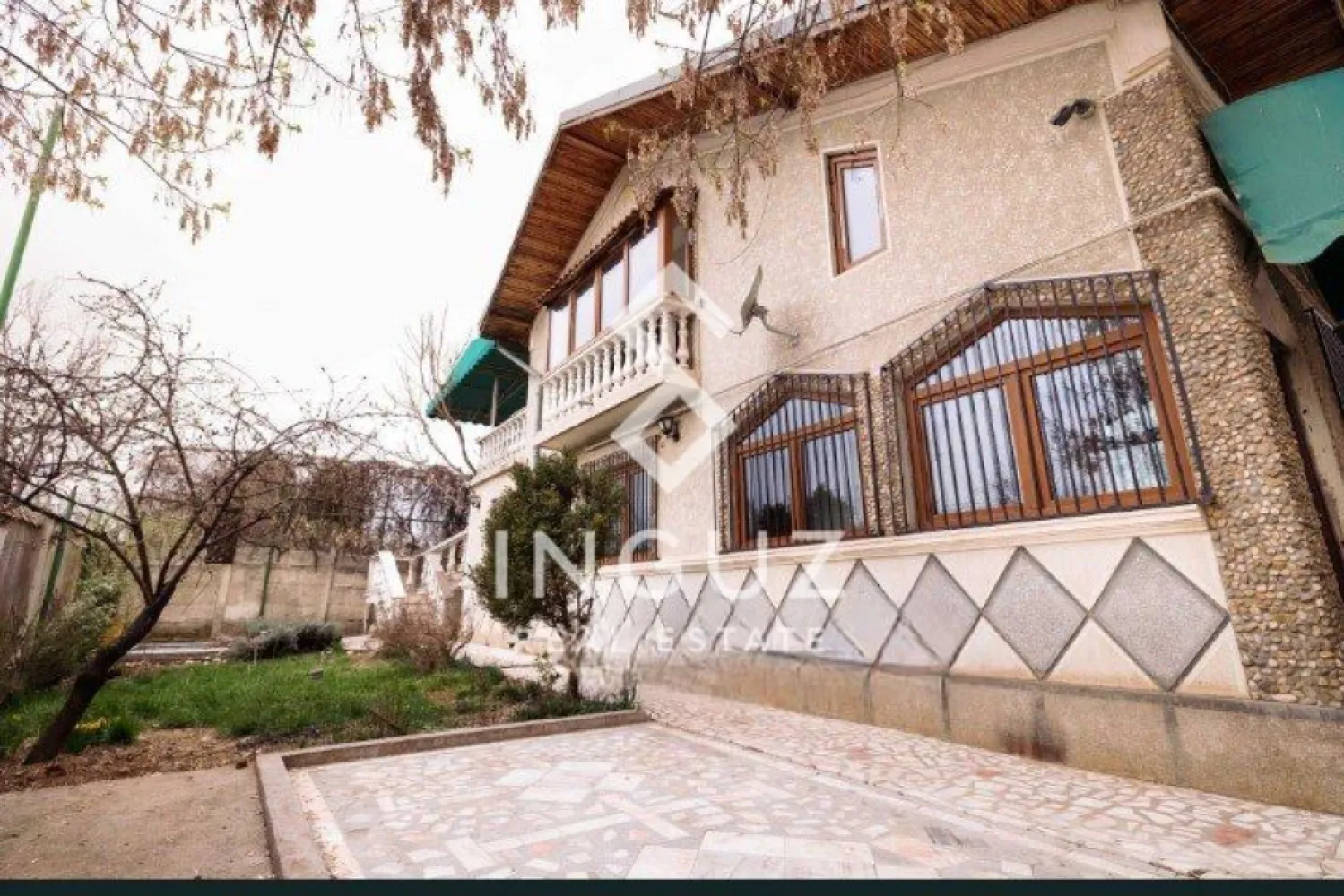 Casă de închiriat | Zona Obor – Colentina | Curte proprie + Parcare - Casă de închiriat | Zona Obor – Colentina | Curte proprie + Parcare

Preț: 700 €
Suprafață: 70 mp
Compartimentare: 5 camere
Tip: Casă / Vilă
Disponibilă imediat
Comision: 50%

Descriere

Oportunitate excelentă de închiriere în Sector 2, într-o zonă liniștită și bine conectată — ideală atât pentru locuință, cât și pentru birou sau activitate comercială.

Proprietatea beneficiază de curte proprie și terasă spațioasă, oferind confort și intimitate într-o zonă urbană activă.

Compartimentare

Parter:

2 camere
Bucătărie
Baie

Etaj:

3 camere (potrivite inclusiv pentru depozitare sau birouri)
Acces către terasă
Dotări
Centrală proprie pe gaz
Aer condiționat
Frigider + hotă
Mașină de spălat rufe
Avantaje
Curte proprie – ideală pentru relaxare
2 locuri de parcare
Zonă liniștită și sigură
Potrivită pentru locuit sau firmă / birouri
Localizare
Aproape de Kaufland Colentina
La câteva minute de Bucur Obor
În apropiere de Veranda Mall
Acces rapid la Metrou Obor
Școli, grădinițe și magazine în zonă

📞 Contact:
Inguz Real Estate
+40 774 017 567
+40 724 922 092