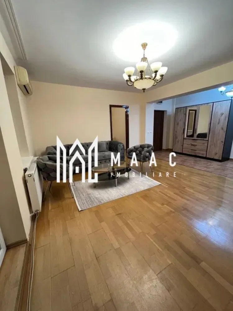 Apartament 4 camere | 98 MPU | Parcare | Zona Ștrand - MAAC Imobiliare vă propune spre închiriere un apartament modern și bine compartimentat, cu 4 camere, situat la parter înalt, în zona Ștrand – Sibiu.

Proprietatea oferă o suprafață generoasă și o compartimentare practică, formată din living, trei dormitoare, bucătărie complet mobilată și utilată, două băi și un balcon spațios. Apartamentul se închiriază complet mobilat și utilat, fiind pregătit pentru ocupare imediată.

Beneficiază de loc de parcare inclus în preț, acces facil către principalele artere ale orașului, precum și de proximitatea față de magazine, școli și transport public.

Nu se acceptă animale de companie. 
Se percepe garanție în valoarea unei chirii. 
Prețul este negociabil.

Pentru mai multe detalii sau pentru a programa o vizionare, vă rugăm să ne contactați.
Specificați ID-ul CP2810697.