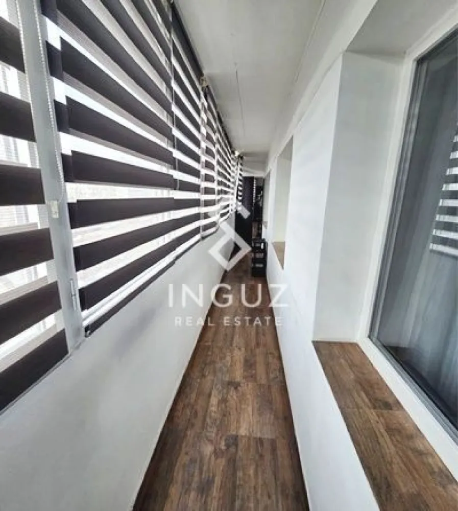 Apartament 3 camere de închiriat | Obor – Bucur Obor - Apartament 3 camere de închiriat | Obor – Bucur Obor

Preț: 650 €
Comision agenție: 50%

Locație:

Deasupra magazinului Bucur Obor (Bloc ALMO 1), Șoseaua Colentina
La aproximativ 2 minute de stația de metrou Bucur Obor

Detalii proprietate:
Tip: apartament 3 camere
Compartimentare: decomandat
Suprafață utilă: 70 m²
Balcon: 11 m² (închis)
Suprafață totală: ~81 m²
Etaj: 2 / 10
An construcție: 1977 – 1990
Prima închiriere
Dotări:
Mobilat modern
Complet utilat
Aer condiționat
Mașină de spălat
Plită + hotă
Cuptor electric + cuptor cu microunde
2 televizoare Smart
Descriere:

Apartament spațios de 3 camere, situat într-o zonă foarte bine conectată, deasupra magazinului Bucur Obor.

Locuința este la prima închiriere, complet mobilată și utilată, pregătită pentru mutare imediată.

Balconul generos oferă spațiu suplimentar, iar poziționarea asigură acces rapid către metrou, transport public, centre comerciale și Piața Obor.

Condiții:
Nu se acceptă animale de companie
Inguz Real Estate

📱 +40 774 017 567 (WhatsApp)
📱 +40 724 922 092
✉️ info.inguzrealestate.com