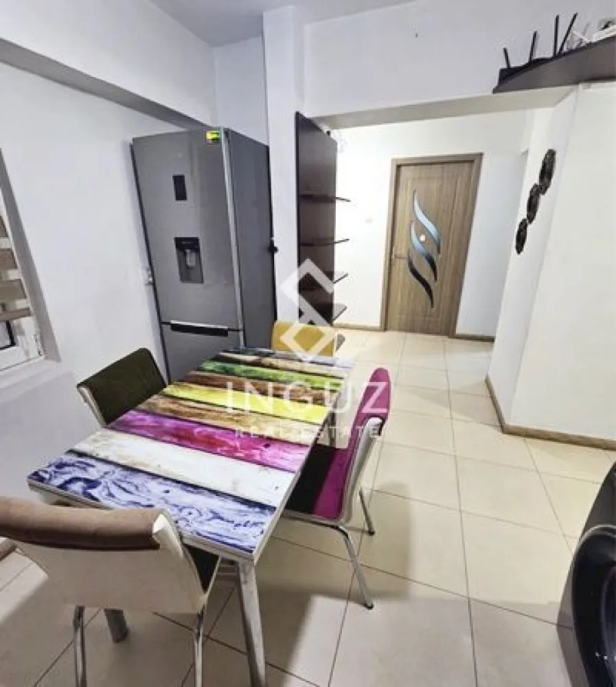 Apartament 3 camere de închiriat | Obor – Bucur Obor - Apartament 3 camere de închiriat | Obor – Bucur Obor

Preț: 650 €
Comision agenție: 50%

Locație:

Deasupra magazinului Bucur Obor (Bloc ALMO 1), Șoseaua Colentina
La aproximativ 2 minute de stația de metrou Bucur Obor

Detalii proprietate:
Tip: apartament 3 camere
Compartimentare: decomandat
Suprafață utilă: 70 m²
Balcon: 11 m² (închis)
Suprafață totală: ~81 m²
Etaj: 2 / 10
An construcție: 1977 – 1990
Prima închiriere
Dotări:
Mobilat modern
Complet utilat
Aer condiționat
Mașină de spălat
Plită + hotă
Cuptor electric + cuptor cu microunde
2 televizoare Smart
Descriere:

Apartament spațios de 3 camere, situat într-o zonă foarte bine conectată, deasupra magazinului Bucur Obor.

Locuința este la prima închiriere, complet mobilată și utilată, pregătită pentru mutare imediată.

Balconul generos oferă spațiu suplimentar, iar poziționarea asigură acces rapid către metrou, transport public, centre comerciale și Piața Obor.

Condiții:
Nu se acceptă animale de companie
Inguz Real Estate

📱 +40 774 017 567 (WhatsApp)
📱 +40 724 922 092
✉️ info.inguzrealestate.com