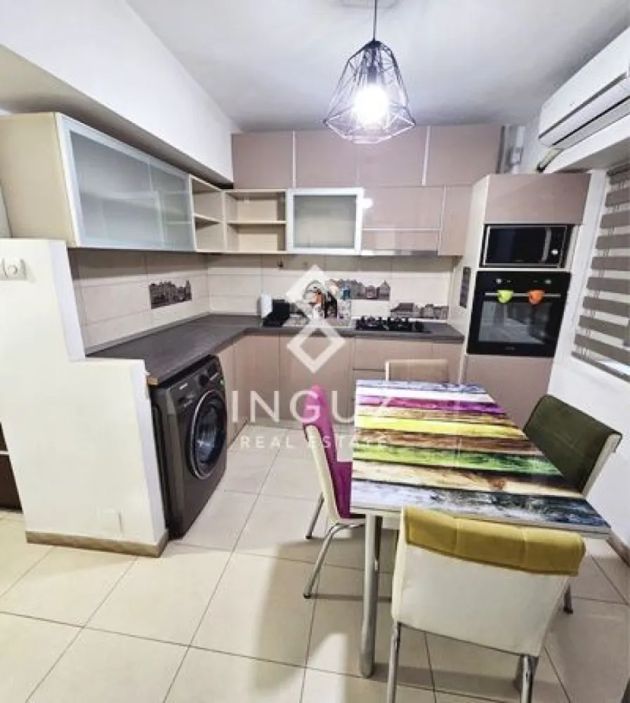 Apartament 3 camere de închiriat | Obor – Bucur Obor - Apartament 3 camere de închiriat | Obor – Bucur Obor

Preț: 650 €
Comision agenție: 50%

Locație:

Deasupra magazinului Bucur Obor (Bloc ALMO 1), Șoseaua Colentina
La aproximativ 2 minute de stația de metrou Bucur Obor

Detalii proprietate:
Tip: apartament 3 camere
Compartimentare: decomandat
Suprafață utilă: 70 m²
Balcon: 11 m² (închis)
Suprafață totală: ~81 m²
Etaj: 2 / 10
An construcție: 1977 – 1990
Prima închiriere
Dotări:
Mobilat modern
Complet utilat
Aer condiționat
Mașină de spălat
Plită + hotă
Cuptor electric + cuptor cu microunde
2 televizoare Smart
Descriere:

Apartament spațios de 3 camere, situat într-o zonă foarte bine conectată, deasupra magazinului Bucur Obor.

Locuința este la prima închiriere, complet mobilată și utilată, pregătită pentru mutare imediată.

Balconul generos oferă spațiu suplimentar, iar poziționarea asigură acces rapid către metrou, transport public, centre comerciale și Piața Obor.

Condiții:
Nu se acceptă animale de companie
Inguz Real Estate

📱 +40 774 017 567 (WhatsApp)
📱 +40 724 922 092
✉️ info.inguzrealestate.com