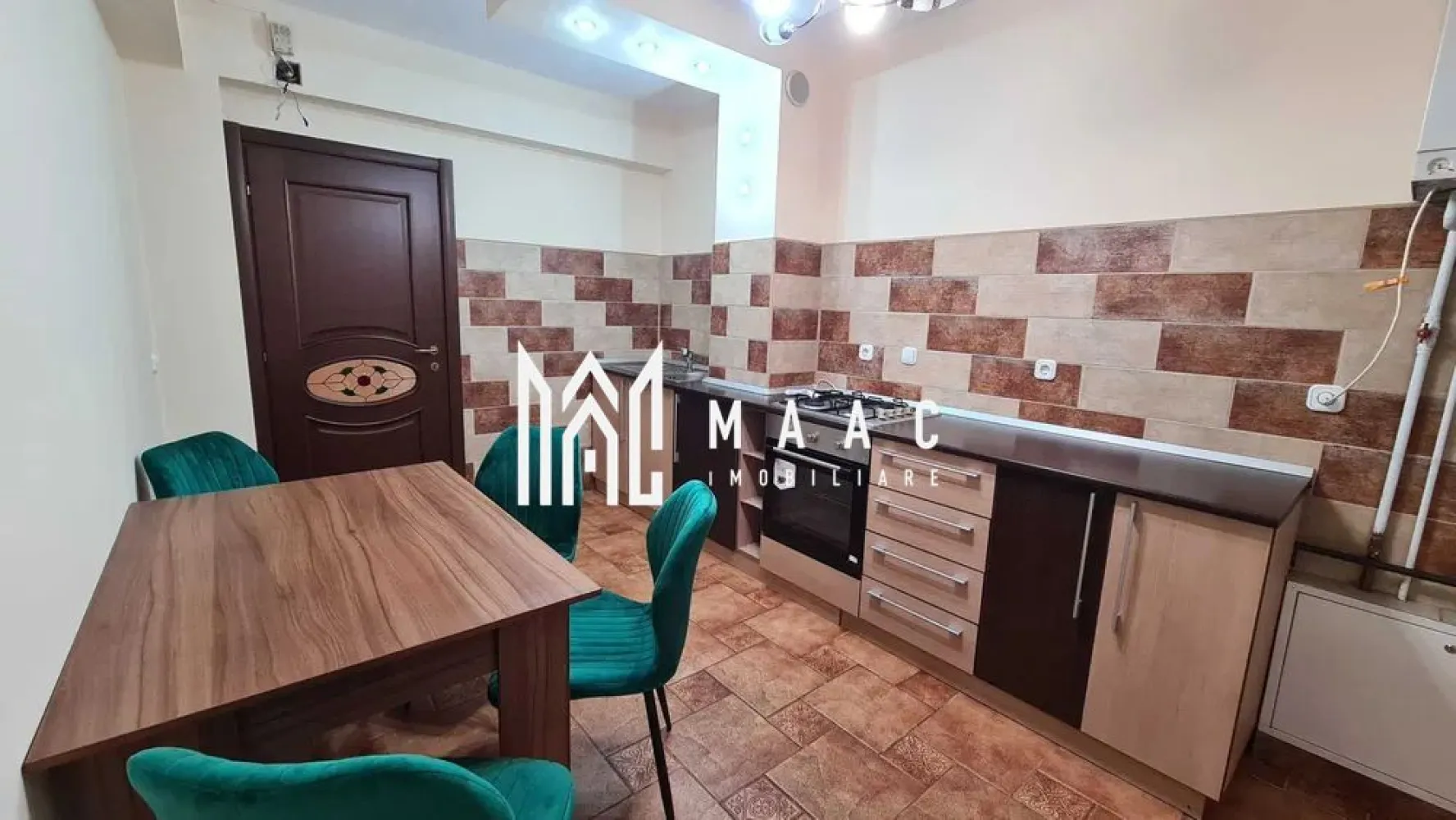 Apartament 4 camere | 98 MPU | Parcare | Zona Ștrand - MAAC Imobiliare vă propune spre închiriere un apartament modern și bine compartimentat, cu 4 camere, situat la parter înalt, în zona Ștrand – Sibiu.

Proprietatea oferă o suprafață generoasă și o compartimentare practică, formată din living, trei dormitoare, bucătărie complet mobilată și utilată, două băi și un balcon spațios. Apartamentul se închiriază complet mobilat și utilat, fiind pregătit pentru ocupare imediată.

Beneficiază de loc de parcare inclus în preț, acces facil către principalele artere ale orașului, precum și de proximitatea față de magazine, școli și transport public.

Nu se acceptă animale de companie. 
Se percepe garanție în valoarea unei chirii. 
Prețul este negociabil.

Pentru mai multe detalii sau pentru a programa o vizionare, vă rugăm să ne contactați.
Specificați ID-ul CP2810697.