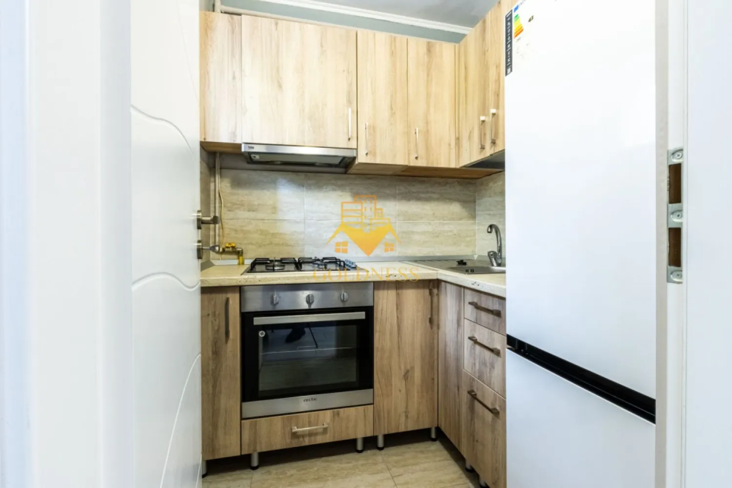 Garsoniera, moderna, Gheorgheni Zona Nicolae Titulescu, Interservisan - GOLDNESS Imobiliare vă propune spre închiriere o garsoniera complet mobilata și utilata, la Parter într-un imobil de 4 etaje, în Cartierul Gheorgheni. Posibilitate de parcare in zona! Se află în apropierea stațiilor de transport în comun, magazine, restaurante, spații verzi, farmacii, etc. Garsoniera este compartimentat astfel: - dormitor cu canapea extensibila, dulap pentru haine, loc de luat masa -bucatarie complet mobilata, utilata - baie cu cabina de dus, calorifer port prosop și dulap pentru depozitare. Imobilul este dotat cu toate cele necesare- centrală proprie, frigider, aragaz, hotă, mașină de spălat haine, etc. Dacă sunteți interesați de acest apartament și doriți să îl vizionați, dar și pentru alte oferte nu ezitați să ne contactați telefonic sau prin e-mail. Vă stăm la dispoziție! Pentru intermediere se percepe un comision de 50% din prețul chiriei!