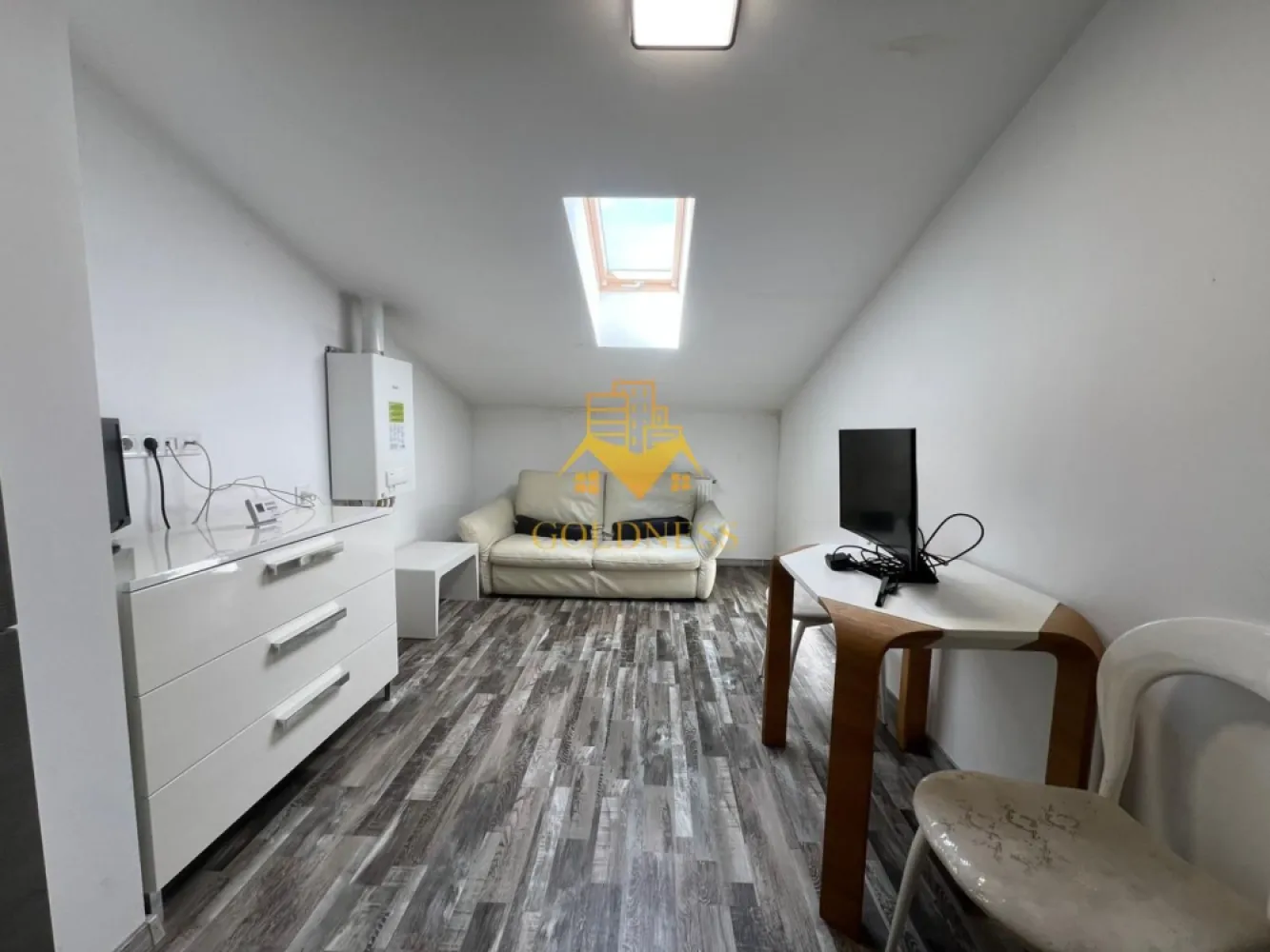 3 camere open space, modern, Gheorgheni, Zona FSEGA, Iulius Mall, AC - GOLDNESS Imobiliare vă propune spre închiriere un apartament cu 3 camere open-space complet mobilat și utilat, la etajul 4 într-un imobil de 4 etaje, în Cartierul Gheorgheni, la 5 minute de FSEGA, strada Venus.
Posibilitate de parcare in zona la liber!
GARANȚIE: se percep 2 garanții, cu posibilitatea plății eșalonat în 2/3 luni.
Se află în apropierea stațiilor de transport în comun, magazine, restaurante, spații verzi, farmacii, etc. 

Apartamentul este compartimentat astfel:
 - 2 dormitoare cu paturi matrimoniale, dressing, noptiere, birouri
 - living cu bucatarie open space complet utilată, canapea extensibila, loc de servit masa 
 - baie cu cabina de dus, calorifer port prosop și dulap pentru depozitare.

Imobilul este dotat cu toate cele necesare- centrală proprie, mașină de spălat haine, aer conditionat, frigider, plită electrică, hotă, etc. 
Dacă sunteți interesați de acest apartament și doriți să îl vizionați, dar și pentru alte oferte nu ezitați să ne contactați telefonic sau prin e-mail. Vă stăm la dispoziție!

Pentru intermediere se percepe un comision de 50% din prețul chiriei!