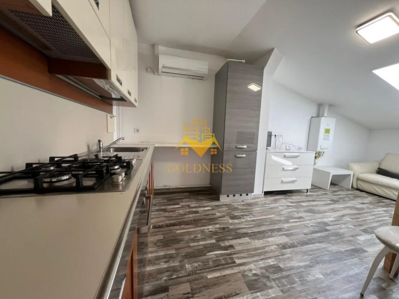3 camere open space, modern, Gheorgheni, Zona FSEGA, Iulius Mall, AC - GOLDNESS Imobiliare vă propune spre închiriere un apartament cu 3 camere open-space complet mobilat și utilat, la etajul 4 într-un imobil de 4 etaje, în Cartierul Gheorgheni, la 5 minute de FSEGA, strada Venus.
Posibilitate de parcare in zona la liber!
GARANȚIE: se percep 2 garanții, cu posibilitatea plății eșalonat în 2/3 luni.
Se află în apropierea stațiilor de transport în comun, magazine, restaurante, spații verzi, farmacii, etc. 

Apartamentul este compartimentat astfel:
 - 2 dormitoare cu paturi matrimoniale, dressing, noptiere, birouri
 - living cu bucatarie open space complet utilată, canapea extensibila, loc de servit masa 
 - baie cu cabina de dus, calorifer port prosop și dulap pentru depozitare.

Imobilul este dotat cu toate cele necesare- centrală proprie, mașină de spălat haine, aer conditionat, frigider, plită electrică, hotă, etc. 
Dacă sunteți interesați de acest apartament și doriți să îl vizionați, dar și pentru alte oferte nu ezitați să ne contactați telefonic sau prin e-mail. Vă stăm la dispoziție!

Pentru intermediere se percepe un comision de 50% din prețul chiriei!
