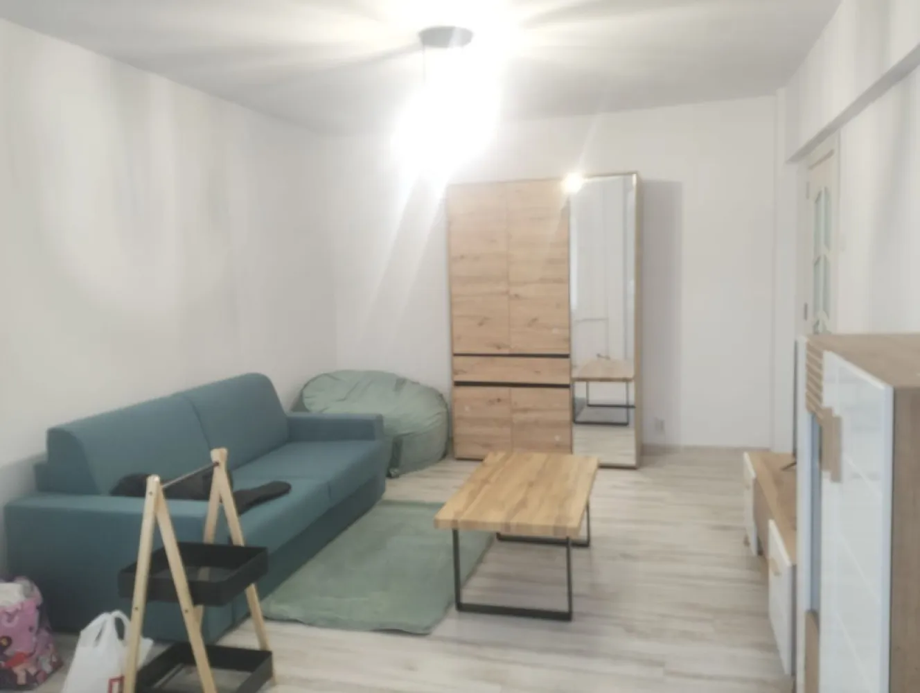 Garsonieră spațioasă 48 mp | Băneasa – zonă centrală | Etaj 3/3 - Agenția noastră vă propune spre închiriere o garsonieră spațioasă, situată într-o zonă centrală și foarte bine conectată din Băneasa, ideală pentru o persoană sau un cuplu.

Locuința are o suprafață utilă generoasă de 48 mp și este situată la etajul 3 din 3 (ultimul etaj), oferind liniște și intimitate.

📍 Localizare excelentă:
Imobilul este amplasat într-o zonă cu acces rapid către:

Aeroportul Băneasa
Piața Băneasa
Licee și grădinițe
Mijloace de transport în comun
Clinici medicale și farmacii
Magazine și zone comerciale

✔️ Compartimentarea este practică și oferă un spațiu confortabil pentru locuit.
✔️ Ideală pentru persoane active care doresc acces rapid către oraș și aeroport.

💰 PREȚ ȘI CONDIȚII
Chirie: 550 €/lună
Garanție: 1 lună

📅 Disponibilă începând cu 01.04.2026

📊 DETALII IMOBIL
Tip: Garsonieră
Suprafață utilă: 48 mp
Etaj: 3 / 3
Zonă: Băneasa – central