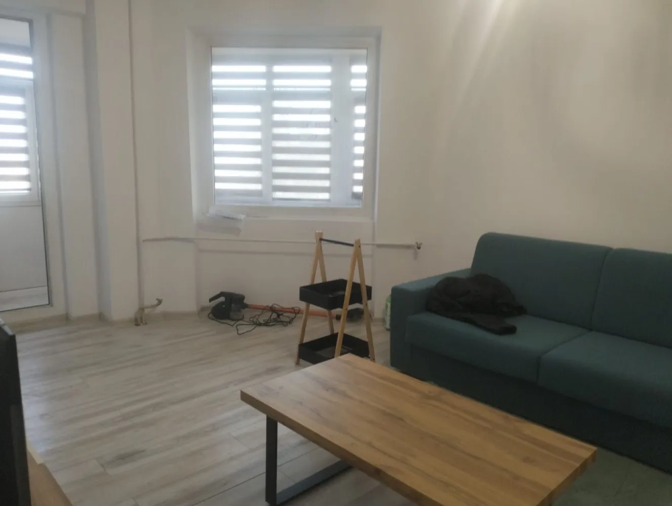Garsonieră spațioasă 48 mp | Băneasa – zonă centrală | Etaj 3/3 - Agenția noastră vă propune spre închiriere o garsonieră spațioasă, situată într-o zonă centrală și foarte bine conectată din Băneasa, ideală pentru o persoană sau un cuplu.

Locuința are o suprafață utilă generoasă de 48 mp și este situată la etajul 3 din 3 (ultimul etaj), oferind liniște și intimitate.

📍 Localizare excelentă:
Imobilul este amplasat într-o zonă cu acces rapid către:

Aeroportul Băneasa
Piața Băneasa
Licee și grădinițe
Mijloace de transport în comun
Clinici medicale și farmacii
Magazine și zone comerciale

✔️ Compartimentarea este practică și oferă un spațiu confortabil pentru locuit.
✔️ Ideală pentru persoane active care doresc acces rapid către oraș și aeroport.

💰 PREȚ ȘI CONDIȚII
Chirie: 550 €/lună
Garanție: 1 lună

📅 Disponibilă începând cu 01.04.2026

📊 DETALII IMOBIL
Tip: Garsonieră
Suprafață utilă: 48 mp
Etaj: 3 / 3
Zonă: Băneasa – central