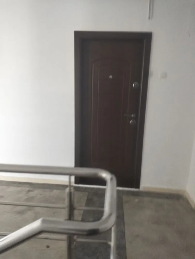 Garsonieră spațioasă 48 mp | Băneasa – zonă centrală | Etaj 3/3 - Agenția noastră vă propune spre închiriere o garsonieră spațioasă, situată într-o zonă centrală și foarte bine conectată din Băneasa, ideală pentru o persoană sau un cuplu.

Locuința are o suprafață utilă generoasă de 48 mp și este situată la etajul 3 din 3 (ultimul etaj), oferind liniște și intimitate.

📍 Localizare excelentă:
Imobilul este amplasat într-o zonă cu acces rapid către:

Aeroportul Băneasa
Piața Băneasa
Licee și grădinițe
Mijloace de transport în comun
Clinici medicale și farmacii
Magazine și zone comerciale

✔️ Compartimentarea este practică și oferă un spațiu confortabil pentru locuit.
✔️ Ideală pentru persoane active care doresc acces rapid către oraș și aeroport.

💰 PREȚ ȘI CONDIȚII
Chirie: 550 €/lună
Garanție: 1 lună

📅 Disponibilă începând cu 01.04.2026

📊 DETALII IMOBIL
Tip: Garsonieră
Suprafață utilă: 48 mp
Etaj: 3 / 3
Zonă: Băneasa – central