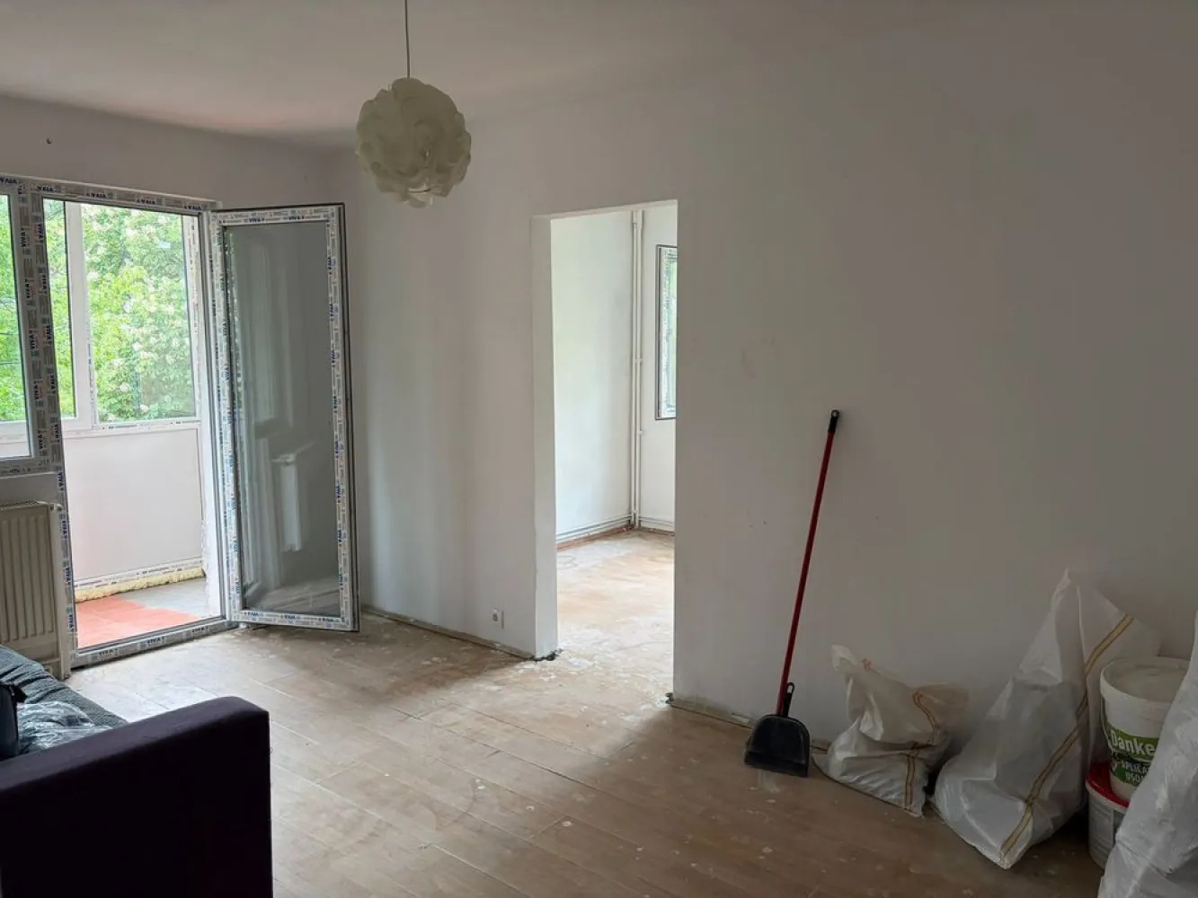 Dâmbu – Apartament 3 camere, etaj 2/4, balcon - Mentionati ID-ul proprietatii cand apelati: CP3208047
Contact ⓪⑦②⑥ ②②③ ⑧⑧⑥ Sebastian

Zap Imobiliare vă propune spre vânzare un apartament cu 3 camere, situat în Târgu Mureș, în zona Dâmbu. Proprietatea se află la etajul 2 al unui imobil cu 4 niveluri, un etaj intermediar extrem de căutat, ce oferă un echilibru excelent între confortul termic și accesibilitatea facilă. 

Apartamentul are o structură clasică și practică, fiind ideal pentru o familie sau pentru cei care își doresc un proiect de amenajare personalizat, deoarece locuința necesită ușoare lucrări de renovare, permițându-vă să alegeți finisajele după propriul gust.

Compartimentare și detalii tehnice:
-- Număr camere: 3 camere luminoase
-- Regim de înălțime: Etajul 2 din 4
-- Configurație interioară: 3 camere, 1 baie, bucătărie separată, hol de distribuție și balcon
-- Stare imobil: Necesită ușoare renovări (oportunitate excelentă de personalizare)

Avantaje zonă și proximități:
-- Amplasare ideală: Zona Dâmbu oferă acces rapid către școli, grădinițe, magazine și zone verzi
-- Transport: Conexiuni facile cu rețeaua de transport în comun din municipiu

Opțiuni financiare:
-- Preț vânzare: 83.000 Euro (Preț fix)

Detalii comision:
-- La achiziție (cumpărare): Comisionul pentru cumpărător este ZERO%.

Acest anunț nu corespunde cerințelor tale? Sună la numărul afișat în anunț și unul dintre agenții noștri te va ajuda cu alte oferte personalizate în funcție de cerințele tale.

Contact ⓪⑦②⑥ ②②③ ⑧⑧⑥ Sebastian