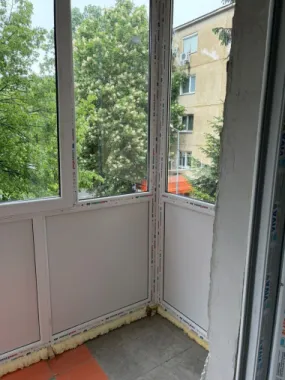 Dâmbu – Apartament 3 camere, etaj 2/4, balcon