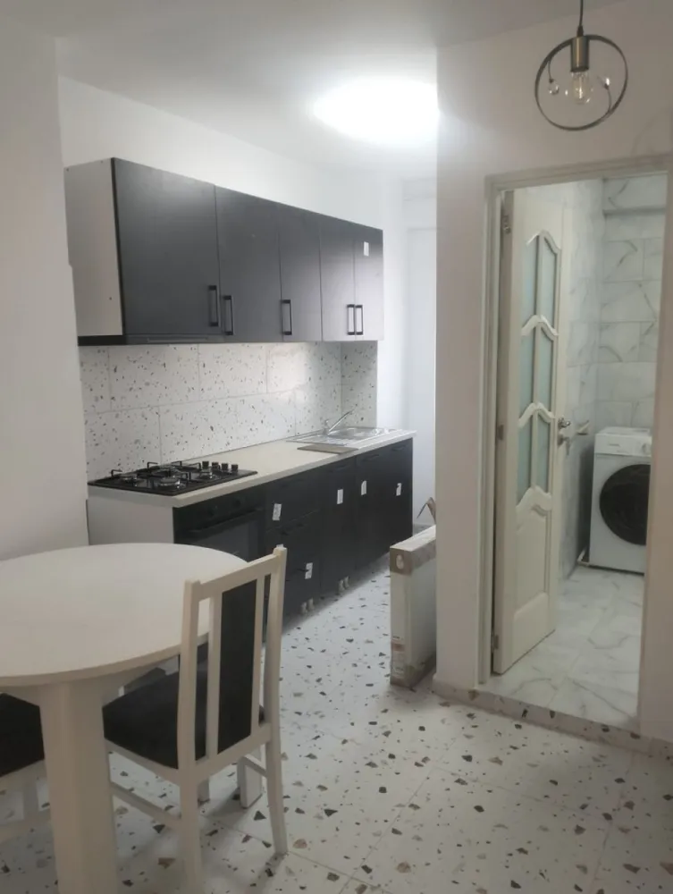 Garsonieră spațioasă 48 mp | Băneasa – zonă centrală | Etaj 3/3 - Agenția noastră vă propune spre închiriere o garsonieră spațioasă, situată într-o zonă centrală și foarte bine conectată din Băneasa, ideală pentru o persoană sau un cuplu.

Locuința are o suprafață utilă generoasă de 48 mp și este situată la etajul 3 din 3 (ultimul etaj), oferind liniște și intimitate.

📍 Localizare excelentă:
Imobilul este amplasat într-o zonă cu acces rapid către:

Aeroportul Băneasa
Piața Băneasa
Licee și grădinițe
Mijloace de transport în comun
Clinici medicale și farmacii
Magazine și zone comerciale

✔️ Compartimentarea este practică și oferă un spațiu confortabil pentru locuit.
✔️ Ideală pentru persoane active care doresc acces rapid către oraș și aeroport.

💰 PREȚ ȘI CONDIȚII
Chirie: 550 €/lună
Garanție: 1 lună

📅 Disponibilă începând cu 01.04.2026

📊 DETALII IMOBIL
Tip: Garsonieră
Suprafață utilă: 48 mp
Etaj: 3 / 3
Zonă: Băneasa – central
