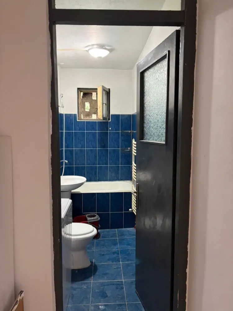 Dâmbu – Apartament 3 camere, etaj 2/4, balcon - Mentionati ID-ul proprietatii cand apelati: CP3208047
Contact ⓪⑦②⑥ ②②③ ⑧⑧⑥ Sebastian

Zap Imobiliare vă propune spre vânzare un apartament cu 3 camere, situat în Târgu Mureș, în zona Dâmbu. Proprietatea se află la etajul 2 al unui imobil cu 4 niveluri, un etaj intermediar extrem de căutat, ce oferă un echilibru excelent între confortul termic și accesibilitatea facilă. 

Apartamentul are o structură clasică și practică, fiind ideal pentru o familie sau pentru cei care își doresc un proiect de amenajare personalizat, deoarece locuința necesită ușoare lucrări de renovare, permițându-vă să alegeți finisajele după propriul gust.

Compartimentare și detalii tehnice:
-- Număr camere: 3 camere luminoase
-- Regim de înălțime: Etajul 2 din 4
-- Configurație interioară: 3 camere, 1 baie, bucătărie separată, hol de distribuție și balcon
-- Stare imobil: Necesită ușoare renovări (oportunitate excelentă de personalizare)

Avantaje zonă și proximități:
-- Amplasare ideală: Zona Dâmbu oferă acces rapid către școli, grădinițe, magazine și zone verzi
-- Transport: Conexiuni facile cu rețeaua de transport în comun din municipiu

Opțiuni financiare:
-- Preț vânzare: 83.000 Euro (Preț fix)

Detalii comision:
-- La achiziție (cumpărare): Comisionul pentru cumpărător este ZERO%.

Acest anunț nu corespunde cerințelor tale? Sună la numărul afișat în anunț și unul dintre agenții noștri te va ajuda cu alte oferte personalizate în funcție de cerințele tale.

Contact ⓪⑦②⑥ ②②③ ⑧⑧⑥ Sebastian