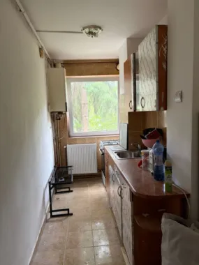 Dâmbu – Apartament 3 camere, etaj 2/4, balcon