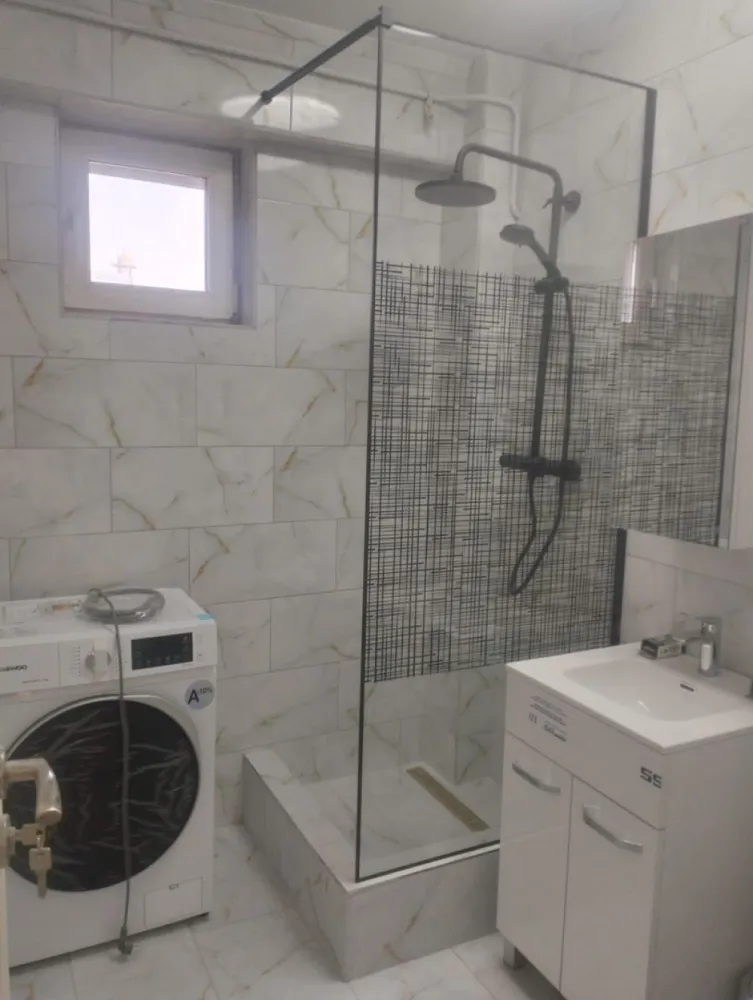 Garsonieră spațioasă 48 mp | Băneasa – zonă centrală | Etaj 3/3 - Agenția noastră vă propune spre închiriere o garsonieră spațioasă, situată într-o zonă centrală și foarte bine conectată din Băneasa, ideală pentru o persoană sau un cuplu.

Locuința are o suprafață utilă generoasă de 48 mp și este situată la etajul 3 din 3 (ultimul etaj), oferind liniște și intimitate.

📍 Localizare excelentă:
Imobilul este amplasat într-o zonă cu acces rapid către:

Aeroportul Băneasa
Piața Băneasa
Licee și grădinițe
Mijloace de transport în comun
Clinici medicale și farmacii
Magazine și zone comerciale

✔️ Compartimentarea este practică și oferă un spațiu confortabil pentru locuit.
✔️ Ideală pentru persoane active care doresc acces rapid către oraș și aeroport.

💰 PREȚ ȘI CONDIȚII
Chirie: 550 €/lună
Garanție: 1 lună

📅 Disponibilă începând cu 01.04.2026

📊 DETALII IMOBIL
Tip: Garsonieră
Suprafață utilă: 48 mp
Etaj: 3 / 3
Zonă: Băneasa – central