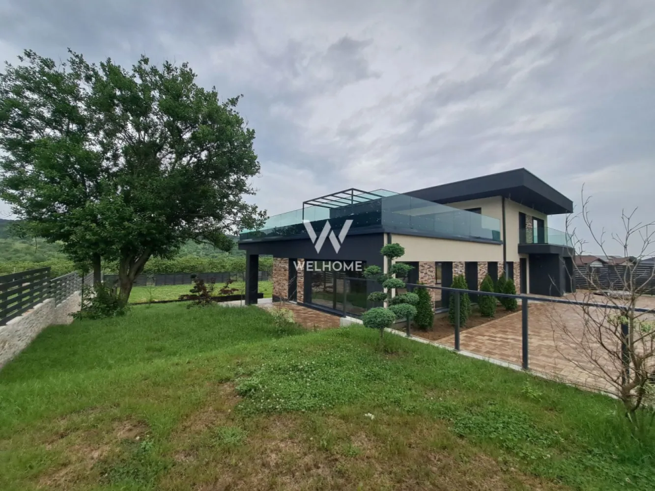 Vilă modernă premium cu piscină interioară, teren 1200 mp și panoramă - Descoperă o proprietate cu adevărat specială, concepută pentru cei care își doresc confort, intimitate și un stil de viață premium, într-o zonă liniștită, cu panoramă superbă asupra dealurilor din Cisnădie si spre Cisnadioara, la doar 15 minute de centrul Sibiului.
Această casă individuală, cu design modern ofera spații generoase și un flow perfect între interior și exterior, ideal pentru viața de familie sau chiar pentru un concept exclusivist de business (boutique retreat / centru wellness).

Proprietatea dispune de 240 mp utili și este amplasată pe un teren generos de 1200 mp, care oferă intimitate, spațiu verde și multiple posibilități de amenajare.
Un element rar întâlnit este piscina interioară de aproximativ 50 mp, un adevărat lux personal, care transformă locuința într-un spațiu de relaxare și wellness în orice sezon.
Zona de zi impresionează printr-un living amplu open-space cu bucătăria și zona de dining, gândite pentru conexiune și socializare, cu ieșire directă către terasa acoperită destinată zonei de barbeque.
Un alt avantaj major este garajul cu acces direct în holul casei, oferind confort și funcționalitate în viața de zi cu zi.
Compartimentare:
Parter:
 • hol de acces
 • baie
 • garaj cu acces direct în casă
 • cameră tehnică / lavanderie
 • spațiu de depozitare
 • piscină interioară (aprox. 50 mp)
 • living generos cu dining și bucătărie open-space
 • terasă acoperită pentru barbeque
Etaj:
 • hol
 • 4 dormitoare luminoase
 • 2 băi (un dormitor cu baie proprie)
 • terasă circulabilă cu acces din 3 camere – ideală pentru jacuzzi sau zonă lounge
 • balcon cu priveliște frumoasă către dealuri
Terenul de 1200 mp este terasat și oferă:
 • spațiu generos pentru parcarea mai multor mașini
 • zone pentru relaxare și petrecerea timpului cu familia și prietenii
 • vegetație tânără și posibilitatea de amenajare personalizată după propriul stil de viață.
Această proprietate este alegerea perfectă pentru cei care își doresc liniște, natură, spațiu și confort modern, într-o casă spectaculoasă aproape de oraș.
PRET: 550 000 EUR + 21 % TVA