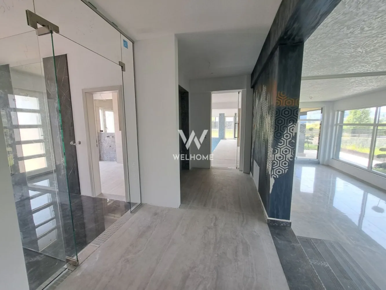 Vilă modernă premium cu piscină interioară, teren 1200 mp și panoramă - Descoperă o proprietate cu adevărat specială, concepută pentru cei care își doresc confort, intimitate și un stil de viață premium, într-o zonă liniștită, cu panoramă superbă asupra dealurilor din Cisnădie si spre Cisnadioara, la doar 15 minute de centrul Sibiului.
Această casă individuală, cu design modern ofera spații generoase și un flow perfect între interior și exterior, ideal pentru viața de familie sau chiar pentru un concept exclusivist de business (boutique retreat / centru wellness).

Proprietatea dispune de 240 mp utili și este amplasată pe un teren generos de 1200 mp, care oferă intimitate, spațiu verde și multiple posibilități de amenajare.
Un element rar întâlnit este piscina interioară de aproximativ 50 mp, un adevărat lux personal, care transformă locuința într-un spațiu de relaxare și wellness în orice sezon.
Zona de zi impresionează printr-un living amplu open-space cu bucătăria și zona de dining, gândite pentru conexiune și socializare, cu ieșire directă către terasa acoperită destinată zonei de barbeque.
Un alt avantaj major este garajul cu acces direct în holul casei, oferind confort și funcționalitate în viața de zi cu zi.
Compartimentare:
Parter:
 • hol de acces
 • baie
 • garaj cu acces direct în casă
 • cameră tehnică / lavanderie
 • spațiu de depozitare
 • piscină interioară (aprox. 50 mp)
 • living generos cu dining și bucătărie open-space
 • terasă acoperită pentru barbeque
Etaj:
 • hol
 • 4 dormitoare luminoase
 • 2 băi (un dormitor cu baie proprie)
 • terasă circulabilă cu acces din 3 camere – ideală pentru jacuzzi sau zonă lounge
 • balcon cu priveliște frumoasă către dealuri
Terenul de 1200 mp este terasat și oferă:
 • spațiu generos pentru parcarea mai multor mașini
 • zone pentru relaxare și petrecerea timpului cu familia și prietenii
 • vegetație tânără și posibilitatea de amenajare personalizată după propriul stil de viață.
Această proprietate este alegerea perfectă pentru cei care își doresc liniște, natură, spațiu și confort modern, într-o casă spectaculoasă aproape de oraș.
PRET: 550 000 EUR + 21 % TVA