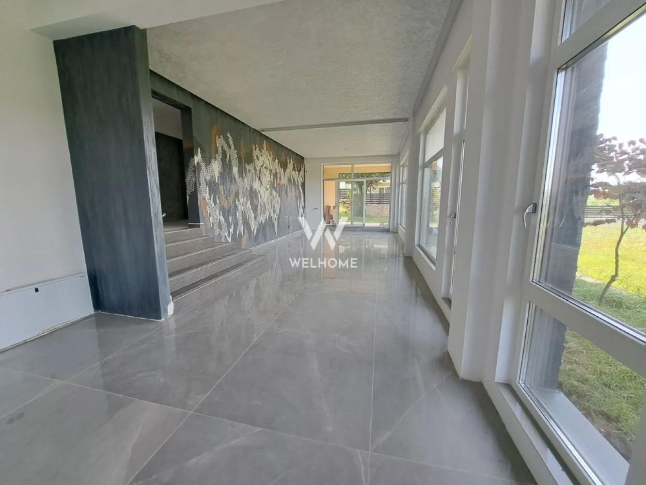 Vilă modernă premium cu piscină interioară, teren 1200 mp și panoramă - Descoperă o proprietate cu adevărat specială, concepută pentru cei care își doresc confort, intimitate și un stil de viață premium, într-o zonă liniștită, cu panoramă superbă asupra dealurilor din Cisnădie si spre Cisnadioara, la doar 15 minute de centrul Sibiului.
Această casă individuală, cu design modern ofera spații generoase și un flow perfect între interior și exterior, ideal pentru viața de familie sau chiar pentru un concept exclusivist de business (boutique retreat / centru wellness).

Proprietatea dispune de 240 mp utili și este amplasată pe un teren generos de 1200 mp, care oferă intimitate, spațiu verde și multiple posibilități de amenajare.
Un element rar întâlnit este piscina interioară de aproximativ 50 mp, un adevărat lux personal, care transformă locuința într-un spațiu de relaxare și wellness în orice sezon.
Zona de zi impresionează printr-un living amplu open-space cu bucătăria și zona de dining, gândite pentru conexiune și socializare, cu ieșire directă către terasa acoperită destinată zonei de barbeque.
Un alt avantaj major este garajul cu acces direct în holul casei, oferind confort și funcționalitate în viața de zi cu zi.
Compartimentare:
Parter:
 • hol de acces
 • baie
 • garaj cu acces direct în casă
 • cameră tehnică / lavanderie
 • spațiu de depozitare
 • piscină interioară (aprox. 50 mp)
 • living generos cu dining și bucătărie open-space
 • terasă acoperită pentru barbeque
Etaj:
 • hol
 • 4 dormitoare luminoase
 • 2 băi (un dormitor cu baie proprie)
 • terasă circulabilă cu acces din 3 camere – ideală pentru jacuzzi sau zonă lounge
 • balcon cu priveliște frumoasă către dealuri
Terenul de 1200 mp este terasat și oferă:
 • spațiu generos pentru parcarea mai multor mașini
 • zone pentru relaxare și petrecerea timpului cu familia și prietenii
 • vegetație tânără și posibilitatea de amenajare personalizată după propriul stil de viață.
Această proprietate este alegerea perfectă pentru cei care își doresc liniște, natură, spațiu și confort modern, într-o casă spectaculoasă aproape de oraș.
PRET: 550 000 EUR + 21 % TVA