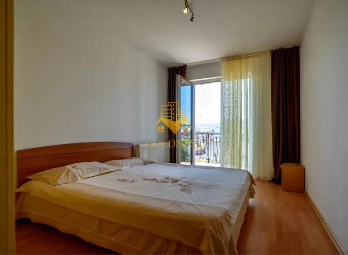 3 camere, modern,parcare,Calea Turzii zona Leroy Merlin, Petrom, Skoda - GOLDNESS Imobiliare vă propune spre închiriere un apartament cu 3 camere complet mobilat și utilat, la etajul 4 într-un imobil de 6 etaje, în cartierul Calea Turzii. 

Apartamentul este compartimentat astfel:
 - dormitor cu pat matrimonial, dressing, noptiere

 - dormitor cu pat matrimonial, dulap pentru haine

 - living cu bucatarie open-space complet utilată, canapea extensibilă, loc de servit masa 

 - baie cu cada, calorifer port prosop inox și dulap pentru depozitare.

 - terasa de 6 mp.

Imobilul este dotat cu toate cele necesare- centrală proprie, mașină de spălat haine, frigider, plită electrică, hotă, etc. 

Se află în apropierea stațiilor de transport în comun, magazine, restaurante, spații verzi, farmacii, etc. 

Dispune de parcare !

Dacă sunteți interesați de acest apartament și doriți să îl vizionați, dar și pentru alte oferte sau detalii nu ezitați să ne contactați telefonic sau prin e-mail. Vă stăm la dispoziție!