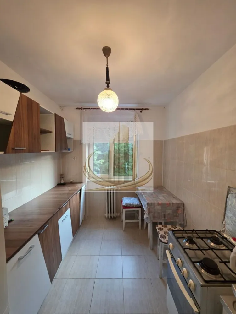 Apartament 2 camere Medicina - Agenția Grand Mobilis Imobiliare propune spre vânzare un apartament cu 2 camere, situat în zona Tipografilor.

Apartamentul are o suprafață utilă de 54 mp și este situat la etajul 3 al unui bloc de cărămidă, într-o zonă liniștită, aproape de mijloace de transport, Iulius Mall, școli și magazine. Locuința dispune de bucătărie închisă, două balcoane luminoase și se vinde complet mobilată și utilată. Apartamentul a fost complet renovat în anul 2023.

ID intern CP3111803
