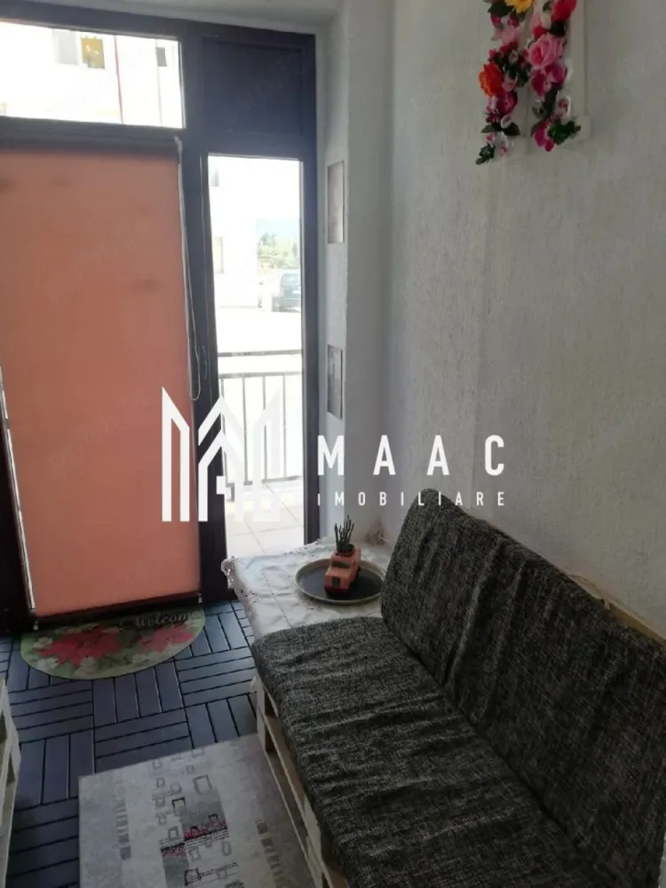 Apartament 2 camere | Parter | Terasă | Șelimbăr - MAAC Imobiliare vă propune spre vânzare un apartament spațios cu 2 camere, situat la parter.

Caracteristici principale
 • Suprafață utilă: 69,8 mp
 • etaj: parter
 • compartimentare generoasă și practică
 • balcon + terasă
 • spațiu de depozitare suplimentar (~3 mp)

Compartimentare
 • 2 camere spațioase
 • bucătărie separată
 • baie cu geam (aerisire naturală)
 • 2 holuri
 • balcon cu acces către terasă

Dotări și finisaje
 • centrală termică proprie
 • aer condiționat
 • bucătărie complet echipată
 • mașină de spălat rufe
 • uscător de rufe
 • se vinde complet mobilat și utilat

Avantaje
 • suprafață peste medie pentru 2 camere
 • compartimentare eficientă
 • spații de depozitare suplimentare
 • ideal pentru locuit sau investiție
 • locuință gata de mutat

Pentru mai multe detalii sau pentru programarea unei vizionări, vă rugăm să ne contactați și să menționați ID-ul proprietății: CP3015266.