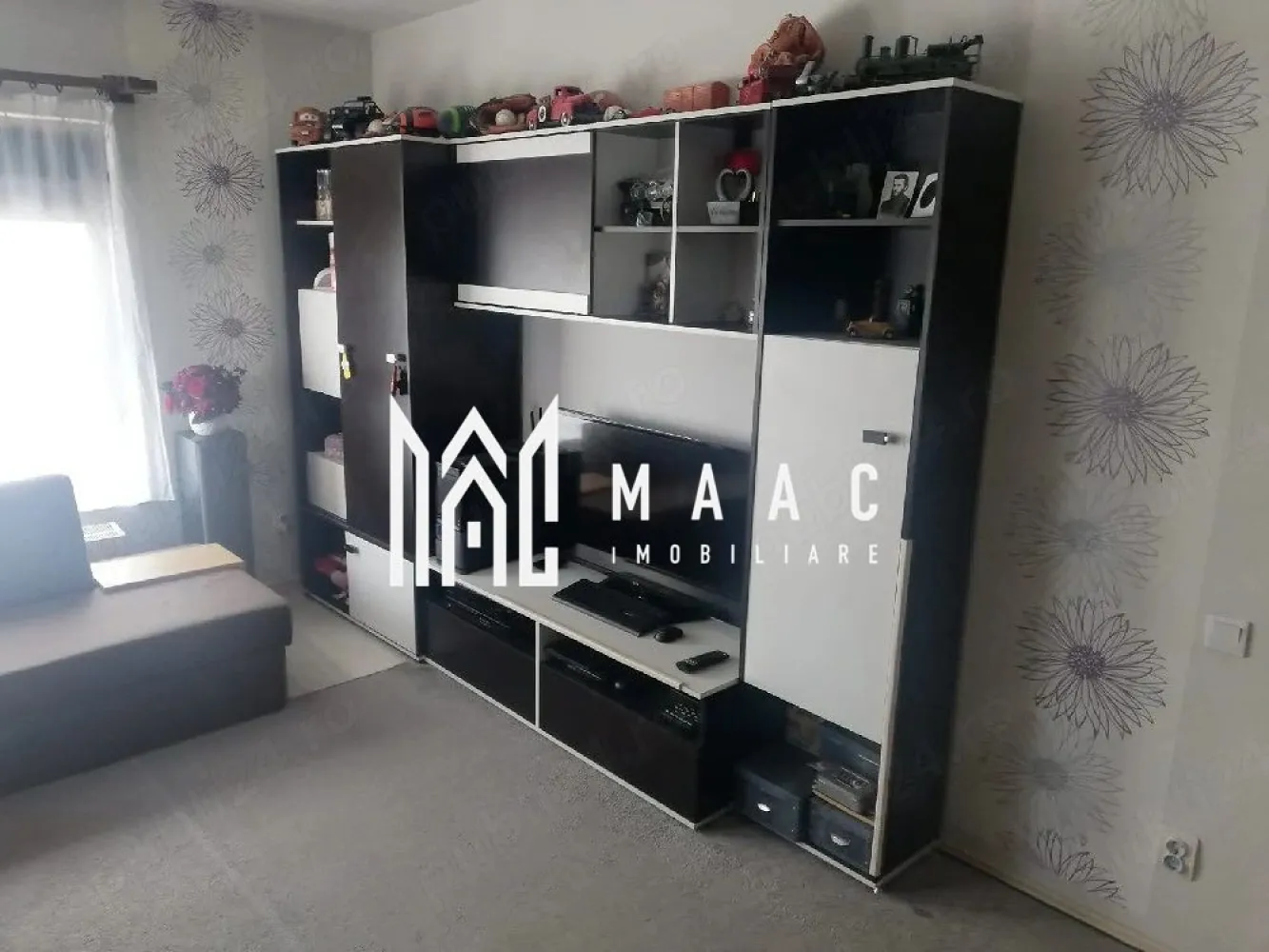 Apartament 2 camere | Parter | Terasă | Șelimbăr - MAAC Imobiliare vă propune spre vânzare un apartament spațios cu 2 camere, situat la parter.

Caracteristici principale
 • Suprafață utilă: 69,8 mp
 • etaj: parter
 • compartimentare generoasă și practică
 • balcon + terasă
 • spațiu de depozitare suplimentar (~3 mp)

Compartimentare
 • 2 camere spațioase
 • bucătărie separată
 • baie cu geam (aerisire naturală)
 • 2 holuri
 • balcon cu acces către terasă

Dotări și finisaje
 • centrală termică proprie
 • aer condiționat
 • bucătărie complet echipată
 • mașină de spălat rufe
 • uscător de rufe
 • se vinde complet mobilat și utilat

Avantaje
 • suprafață peste medie pentru 2 camere
 • compartimentare eficientă
 • spații de depozitare suplimentare
 • ideal pentru locuit sau investiție
 • locuință gata de mutat

Pentru mai multe detalii sau pentru programarea unei vizionări, vă rugăm să ne contactați și să menționați ID-ul proprietății: CP3015266.