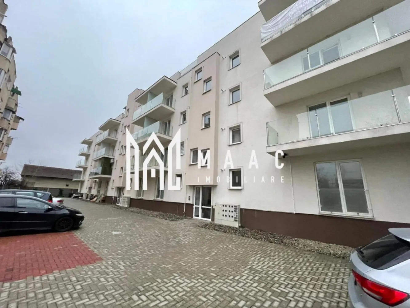 Apartament 3 Camere I Bloc Nou I Sebes I Finisaje Premium - MAAC Imobiliare ofera spre vânzare un apartament modern cu 3 camere (2 dormitoare și living open-space), situat într-un bloc nou cu regim de înălțime P+3E+etaj retras, amplasat în Sebeș, în apropierea Școlii Gimnaziale I–VIII.

Detalii apartament:
Suprafață utilă: 66 mp
Balcon spațios de 6 mp
2 dormitoare luminoase și living open-space
Se predă la cheie, cu finisaje premium și băi complet utilate
Apartament intabulat, disponibil imediat
Avans minim: 50%
2 locuri de parcare incluse
Acces cu barieră în curtea privată a imobilului

Finisaje și dotări:
Marmură pe casa scării – eleganță și durabilitate
Marmură în baie – design rafinat
Parchet laminat de calitate superioară
Tâmplărie PVC cu geam termopan – confort termic și fonic
Construcție nouă, structură solidă și izolație eficientă

Avantaje:
Doar 2 apartamente pe palier – intimitate și liniște
Bloc cu 3 etaje + etaj retras, regim redus de locuințe
Acces rapid la autostradă și la principalele puncte de interes din Sebeș
Curte privată cu acces controlat – siguranță și confort
Proximitate față de școală, magazine și servicii
Zonă liniștită, ideală pentru locuință de familie sau investiție

Preț competitiv și condiții flexibile de plată (avans minim 50%).

Pentru detalii suplimentare, consultanță sau programarea unei vizionări, va rugăm să ne contactati specificand ID: CP2810477.