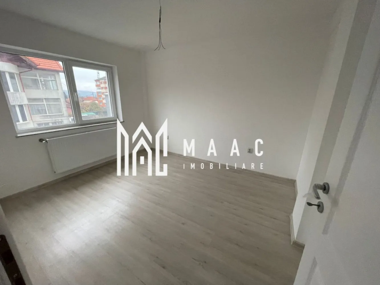 Apartament 3 Camere I Bloc Nou I Sebes I Finisaje Premium - MAAC Imobiliare ofera spre vânzare un apartament modern cu 3 camere (2 dormitoare și living open-space), situat într-un bloc nou cu regim de înălțime P+3E+etaj retras, amplasat în Sebeș, în apropierea Școlii Gimnaziale I–VIII.

Detalii apartament:
Suprafață utilă: 66 mp
Balcon spațios de 6 mp
2 dormitoare luminoase și living open-space
Se predă la cheie, cu finisaje premium și băi complet utilate
Apartament intabulat, disponibil imediat
Avans minim: 50%
2 locuri de parcare incluse
Acces cu barieră în curtea privată a imobilului

Finisaje și dotări:
Marmură pe casa scării – eleganță și durabilitate
Marmură în baie – design rafinat
Parchet laminat de calitate superioară
Tâmplărie PVC cu geam termopan – confort termic și fonic
Construcție nouă, structură solidă și izolație eficientă

Avantaje:
Doar 2 apartamente pe palier – intimitate și liniște
Bloc cu 3 etaje + etaj retras, regim redus de locuințe
Acces rapid la autostradă și la principalele puncte de interes din Sebeș
Curte privată cu acces controlat – siguranță și confort
Proximitate față de școală, magazine și servicii
Zonă liniștită, ideală pentru locuință de familie sau investiție

Preț competitiv și condiții flexibile de plată (avans minim 50%).

Pentru detalii suplimentare, consultanță sau programarea unei vizionări, va rugăm să ne contactati specificand ID: CP2810477.