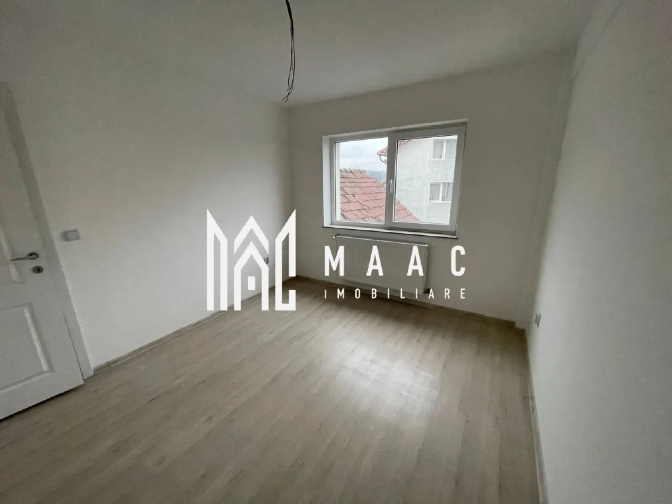 Apartament 3 Camere I Bloc Nou I Sebes I Finisaje Premium - MAAC Imobiliare ofera spre vânzare un apartament modern cu 3 camere (2 dormitoare și living open-space), situat într-un bloc nou cu regim de înălțime P+3E+etaj retras, amplasat în Sebeș, în apropierea Școlii Gimnaziale I–VIII.

Detalii apartament:
Suprafață utilă: 66 mp
Balcon spațios de 6 mp
2 dormitoare luminoase și living open-space
Se predă la cheie, cu finisaje premium și băi complet utilate
Apartament intabulat, disponibil imediat
Avans minim: 50%
2 locuri de parcare incluse
Acces cu barieră în curtea privată a imobilului

Finisaje și dotări:
Marmură pe casa scării – eleganță și durabilitate
Marmură în baie – design rafinat
Parchet laminat de calitate superioară
Tâmplărie PVC cu geam termopan – confort termic și fonic
Construcție nouă, structură solidă și izolație eficientă

Avantaje:
Doar 2 apartamente pe palier – intimitate și liniște
Bloc cu 3 etaje + etaj retras, regim redus de locuințe
Acces rapid la autostradă și la principalele puncte de interes din Sebeș
Curte privată cu acces controlat – siguranță și confort
Proximitate față de școală, magazine și servicii
Zonă liniștită, ideală pentru locuință de familie sau investiție

Preț competitiv și condiții flexibile de plată (avans minim 50%).

Pentru detalii suplimentare, consultanță sau programarea unei vizionări, va rugăm să ne contactati specificand ID: CP2810477.