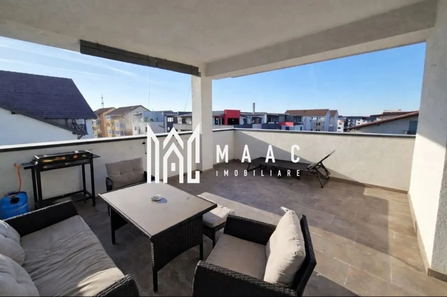 Apartament 2 camere | Terasa | Lift | 59 MPU | Arhitectilor - MAAC Imobiliare vă propune spre vânzare un apartament modern cu 2 camere, situat în Cartierul Arhitecților, la etajul 3 al unui imobil prevăzut cu lift, ideal pentru cei care își doresc confort, intimitate și un spațiu exterior generos.

Locuința beneficiază de o suprafață utilă de 59 mp, la care se adaugă două terase spectaculoase, fiecare de 20 mp, însumând 40 mp, perfecte pentru relaxare, socializare sau amenajarea unui colț exterior exact așa cum îți dorești.

Compartimentare:
Living cu bucătărie open-space – 40 mp
Dormitor – 12,5 mp
Baie – 6 mp
2 terase spațioase – 20 mp + 20 mp

Apartamentul impresionează printr-un design modern, o compartimentare eficientă și un plus de luminozitate, fiind amplasat la etaj retras, ceea ce oferă mai multă intimitate și o atmosferă aerisită.

Se vinde complet mobilat și utilat, exact ca în poze, fiind pregătit pentru mutare imediată.

Dotări și beneficii:
aer condiționat
loc de parcare inclus
bucătărie complet mobilată și utilată
aragaz
hotă
frigider
televizor
mobilier modern și funcțional
pe terasă: balansoar, măsuță de cafea și alte elemente ideale pentru relaxare

Terasele generoase reprezintă unul dintre marile avantaje ale acestei proprietăți, oferind spațiul perfect pentru:

zonă de lounge
cafeaua de dimineață
seri relaxante în aer liber
decorarea unui spațiu exterior elegant și primitor

Puncte forte ale proprietății:
Cartierul Arhitecților – zonă apreciată și în continuă dezvoltare
2 camere moderne
59 mp utili
40 mp de terase
bloc cu lift
complet mobilat și utilat
aer condiționat
loc de parcare
disponibil imediat

Pentru mai multe detalii sau programarea unei vizionări, nu ezitați să ne contactați specificand ID: CP3014501