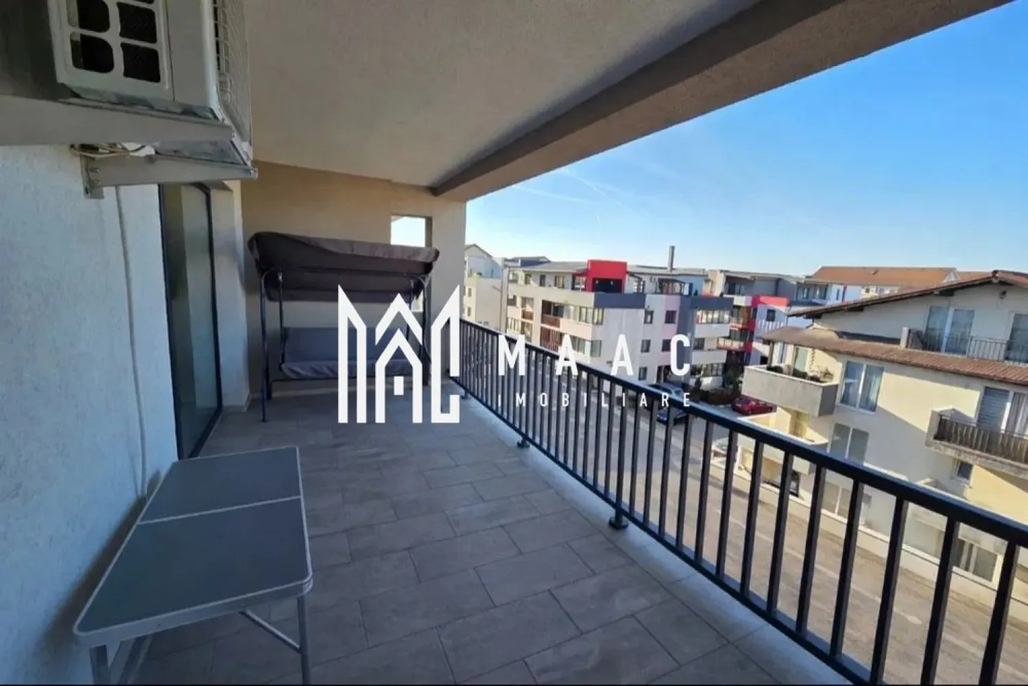 Apartament 2 camere | Terasa | Lift | 59 MPU | Arhitectilor - MAAC Imobiliare vă propune spre vânzare un apartament modern cu 2 camere, situat în Cartierul Arhitecților, la etajul 3 al unui imobil prevăzut cu lift, ideal pentru cei care își doresc confort, intimitate și un spațiu exterior generos.

Locuința beneficiază de o suprafață utilă de 59 mp, la care se adaugă două terase spectaculoase, fiecare de 20 mp, însumând 40 mp, perfecte pentru relaxare, socializare sau amenajarea unui colț exterior exact așa cum îți dorești.

Compartimentare:
Living cu bucătărie open-space – 40 mp
Dormitor – 12,5 mp
Baie – 6 mp
2 terase spațioase – 20 mp + 20 mp

Apartamentul impresionează printr-un design modern, o compartimentare eficientă și un plus de luminozitate, fiind amplasat la etaj retras, ceea ce oferă mai multă intimitate și o atmosferă aerisită.

Se vinde complet mobilat și utilat, exact ca în poze, fiind pregătit pentru mutare imediată.

Dotări și beneficii:
aer condiționat
loc de parcare inclus
bucătărie complet mobilată și utilată
aragaz
hotă
frigider
televizor
mobilier modern și funcțional
pe terasă: balansoar, măsuță de cafea și alte elemente ideale pentru relaxare

Terasele generoase reprezintă unul dintre marile avantaje ale acestei proprietăți, oferind spațiul perfect pentru:

zonă de lounge
cafeaua de dimineață
seri relaxante în aer liber
decorarea unui spațiu exterior elegant și primitor

Puncte forte ale proprietății:
Cartierul Arhitecților – zonă apreciată și în continuă dezvoltare
2 camere moderne
59 mp utili
40 mp de terase
bloc cu lift
complet mobilat și utilat
aer condiționat
loc de parcare
disponibil imediat

Pentru mai multe detalii sau programarea unei vizionări, nu ezitați să ne contactați specificand ID: CP3014501