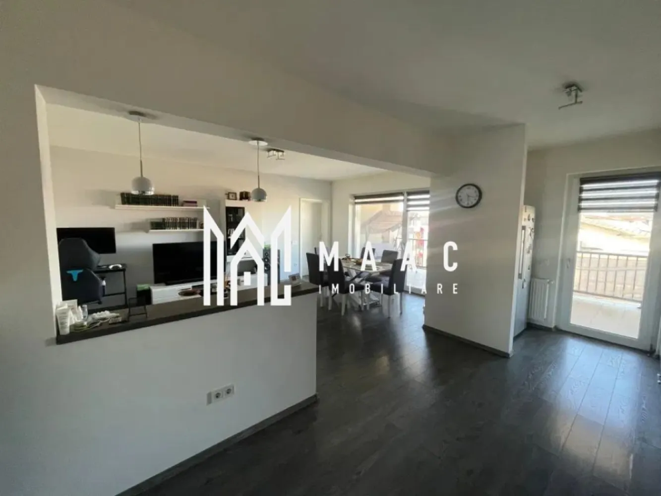 Apartament 2 camere | Terasa | Lift | 59 MPU | Arhitectilor - MAAC Imobiliare vă propune spre vânzare un apartament modern cu 2 camere, situat în Cartierul Arhitecților, la etajul 3 al unui imobil prevăzut cu lift, ideal pentru cei care își doresc confort, intimitate și un spațiu exterior generos.

Locuința beneficiază de o suprafață utilă de 59 mp, la care se adaugă două terase spectaculoase, fiecare de 20 mp, însumând 40 mp, perfecte pentru relaxare, socializare sau amenajarea unui colț exterior exact așa cum îți dorești.

Compartimentare:
Living cu bucătărie open-space – 40 mp
Dormitor – 12,5 mp
Baie – 6 mp
2 terase spațioase – 20 mp + 20 mp

Apartamentul impresionează printr-un design modern, o compartimentare eficientă și un plus de luminozitate, fiind amplasat la etaj retras, ceea ce oferă mai multă intimitate și o atmosferă aerisită.

Se vinde complet mobilat și utilat, exact ca în poze, fiind pregătit pentru mutare imediată.

Dotări și beneficii:
aer condiționat
loc de parcare inclus
bucătărie complet mobilată și utilată
aragaz
hotă
frigider
televizor
mobilier modern și funcțional
pe terasă: balansoar, măsuță de cafea și alte elemente ideale pentru relaxare

Terasele generoase reprezintă unul dintre marile avantaje ale acestei proprietăți, oferind spațiul perfect pentru:

zonă de lounge
cafeaua de dimineață
seri relaxante în aer liber
decorarea unui spațiu exterior elegant și primitor

Puncte forte ale proprietății:
Cartierul Arhitecților – zonă apreciată și în continuă dezvoltare
2 camere moderne
59 mp utili
40 mp de terase
bloc cu lift
complet mobilat și utilat
aer condiționat
loc de parcare
disponibil imediat

Pentru mai multe detalii sau programarea unei vizionări, nu ezitați să ne contactați specificand ID: CP3014501