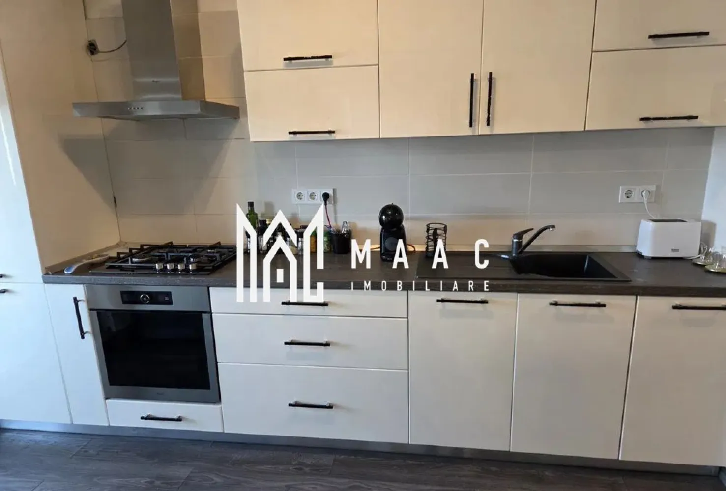 Apartament 2 camere | Terasa | Lift | 59 MPU | Arhitectilor - MAAC Imobiliare vă propune spre vânzare un apartament modern cu 2 camere, situat în Cartierul Arhitecților, la etajul 3 al unui imobil prevăzut cu lift, ideal pentru cei care își doresc confort, intimitate și un spațiu exterior generos.

Locuința beneficiază de o suprafață utilă de 59 mp, la care se adaugă două terase spectaculoase, fiecare de 20 mp, însumând 40 mp, perfecte pentru relaxare, socializare sau amenajarea unui colț exterior exact așa cum îți dorești.

Compartimentare:
Living cu bucătărie open-space – 40 mp
Dormitor – 12,5 mp
Baie – 6 mp
2 terase spațioase – 20 mp + 20 mp

Apartamentul impresionează printr-un design modern, o compartimentare eficientă și un plus de luminozitate, fiind amplasat la etaj retras, ceea ce oferă mai multă intimitate și o atmosferă aerisită.

Se vinde complet mobilat și utilat, exact ca în poze, fiind pregătit pentru mutare imediată.

Dotări și beneficii:
aer condiționat
loc de parcare inclus
bucătărie complet mobilată și utilată
aragaz
hotă
frigider
televizor
mobilier modern și funcțional
pe terasă: balansoar, măsuță de cafea și alte elemente ideale pentru relaxare

Terasele generoase reprezintă unul dintre marile avantaje ale acestei proprietăți, oferind spațiul perfect pentru:

zonă de lounge
cafeaua de dimineață
seri relaxante în aer liber
decorarea unui spațiu exterior elegant și primitor

Puncte forte ale proprietății:
Cartierul Arhitecților – zonă apreciată și în continuă dezvoltare
2 camere moderne
59 mp utili
40 mp de terase
bloc cu lift
complet mobilat și utilat
aer condiționat
loc de parcare
disponibil imediat

Pentru mai multe detalii sau programarea unei vizionări, nu ezitați să ne contactați specificand ID: CP3014501