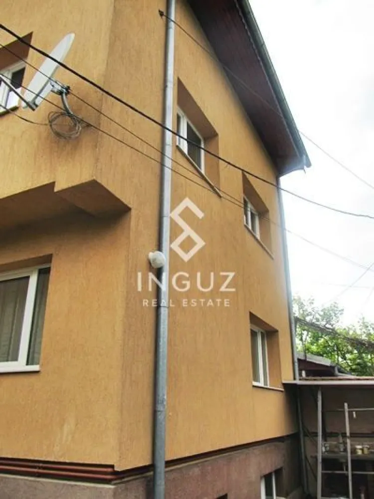 Vilă duplex de închiriat / vânzare | Colentina – Zona Sportului - Vilă duplex de închiriat / vânzare | Colentina – Zona Sportului, București

Preț închiriere: 850 € / lună
Preț vânzare: 185.000 €
Comision agenție: 50% (închiriere)

Locație:

Colentina – Zona Sportului
Stradă liniștită, înfundată, cu acces direct din Șoseaua Colentina

Detalii proprietate:
Tip: vilă duplex (o unitate din 2)
Suprafață utilă: 150 m²
Suprafață teren: 200 m² (curte comună)
Număr camere: 3
Băi: 2
An construcție: 2006
Încălzire: centrală termică proprie
Nemobilată
Compartimentare:
Living spațios
2 dormitoare
2 băi
Bucătărie mare cu loc de luat masa (~35 m²)
Descriere:

Vilă tip duplex situată într-o zonă liniștită din Colentina, pe o stradă ferită de trafic.

Proprietatea face parte dintr-un duplex format din două unități identice, cu curte comună. Unitatea disponibilă este complet separată funcțional și oferă spații generoase, fiind potrivită atât pentru locuit, cât și pentru investiție.

Se poate achiziționa pentru uz propriu sau ca investiție, cu posibilitatea de a fi închiriată imediat.

Avantaje:
Zonă liniștită
Suprafață generoasă
Potrivită pentru locuință sau investiție
Acces facil către oraș
Condiții închiriere:
Chirie în avans
Garanție: echivalentul a 2 luni de chirie
Inguz Real Estate

📱 +40 774 017 567 (WhatsApp)
📱 +40 724 922 092
✉️ info.inguzrealestate.com