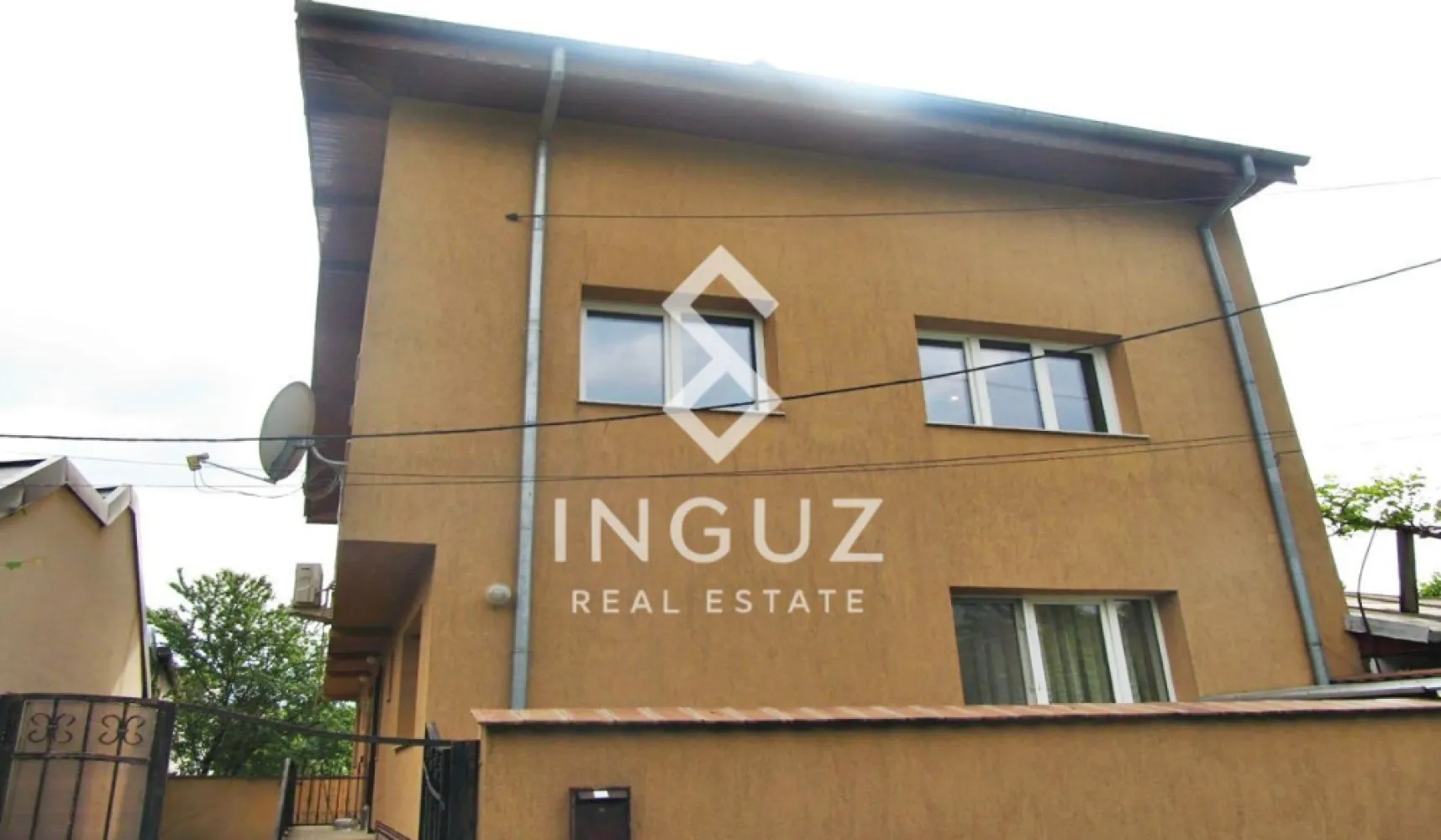 Vilă duplex de închiriat / vânzare | Colentina – Zona Sportului - Vilă duplex de închiriat / vânzare | Colentina – Zona Sportului, București

Preț închiriere: 850 € / lună
Preț vânzare: 185.000 €
Comision agenție: 50% (închiriere)

Locație:

Colentina – Zona Sportului
Stradă liniștită, înfundată, cu acces direct din Șoseaua Colentina

Detalii proprietate:
Tip: vilă duplex (o unitate din 2)
Suprafață utilă: 150 m²
Suprafață teren: 200 m² (curte comună)
Număr camere: 3
Băi: 2
An construcție: 2006
Încălzire: centrală termică proprie
Nemobilată
Compartimentare:
Living spațios
2 dormitoare
2 băi
Bucătărie mare cu loc de luat masa (~35 m²)
Descriere:

Vilă tip duplex situată într-o zonă liniștită din Colentina, pe o stradă ferită de trafic.

Proprietatea face parte dintr-un duplex format din două unități identice, cu curte comună. Unitatea disponibilă este complet separată funcțional și oferă spații generoase, fiind potrivită atât pentru locuit, cât și pentru investiție.

Se poate achiziționa pentru uz propriu sau ca investiție, cu posibilitatea de a fi închiriată imediat.

Avantaje:
Zonă liniștită
Suprafață generoasă
Potrivită pentru locuință sau investiție
Acces facil către oraș
Condiții închiriere:
Chirie în avans
Garanție: echivalentul a 2 luni de chirie
Inguz Real Estate

📱 +40 774 017 567 (WhatsApp)
📱 +40 724 922 092
✉️ info.inguzrealestate.com
