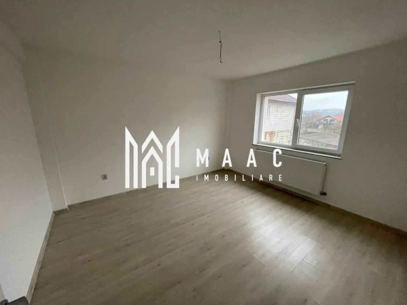 Apartament 3 Camere I Bloc Nou I Sebes I Finisaje Premium - MAAC Imobiliare ofera spre vânzare un apartament modern cu 3 camere (2 dormitoare și living open-space), situat într-un bloc nou cu regim de înălțime P+3E+etaj retras, amplasat în Sebeș, în apropierea Școlii Gimnaziale I–VIII.

Detalii apartament:
Suprafață utilă: 66 mp
Balcon spațios de 6 mp
2 dormitoare luminoase și living open-space
Se predă la cheie, cu finisaje premium și băi complet utilate
Apartament intabulat, disponibil imediat
Avans minim: 50%
2 locuri de parcare incluse
Acces cu barieră în curtea privată a imobilului

Finisaje și dotări:
Marmură pe casa scării – eleganță și durabilitate
Marmură în baie – design rafinat
Parchet laminat de calitate superioară
Tâmplărie PVC cu geam termopan – confort termic și fonic
Construcție nouă, structură solidă și izolație eficientă

Avantaje:
Doar 2 apartamente pe palier – intimitate și liniște
Bloc cu 3 etaje + etaj retras, regim redus de locuințe
Acces rapid la autostradă și la principalele puncte de interes din Sebeș
Curte privată cu acces controlat – siguranță și confort
Proximitate față de școală, magazine și servicii
Zonă liniștită, ideală pentru locuință de familie sau investiție

Preț competitiv și condiții flexibile de plată (avans minim 50%).

Pentru detalii suplimentare, consultanță sau programarea unei vizionări, va rugăm să ne contactati specificand ID: CP2810477.