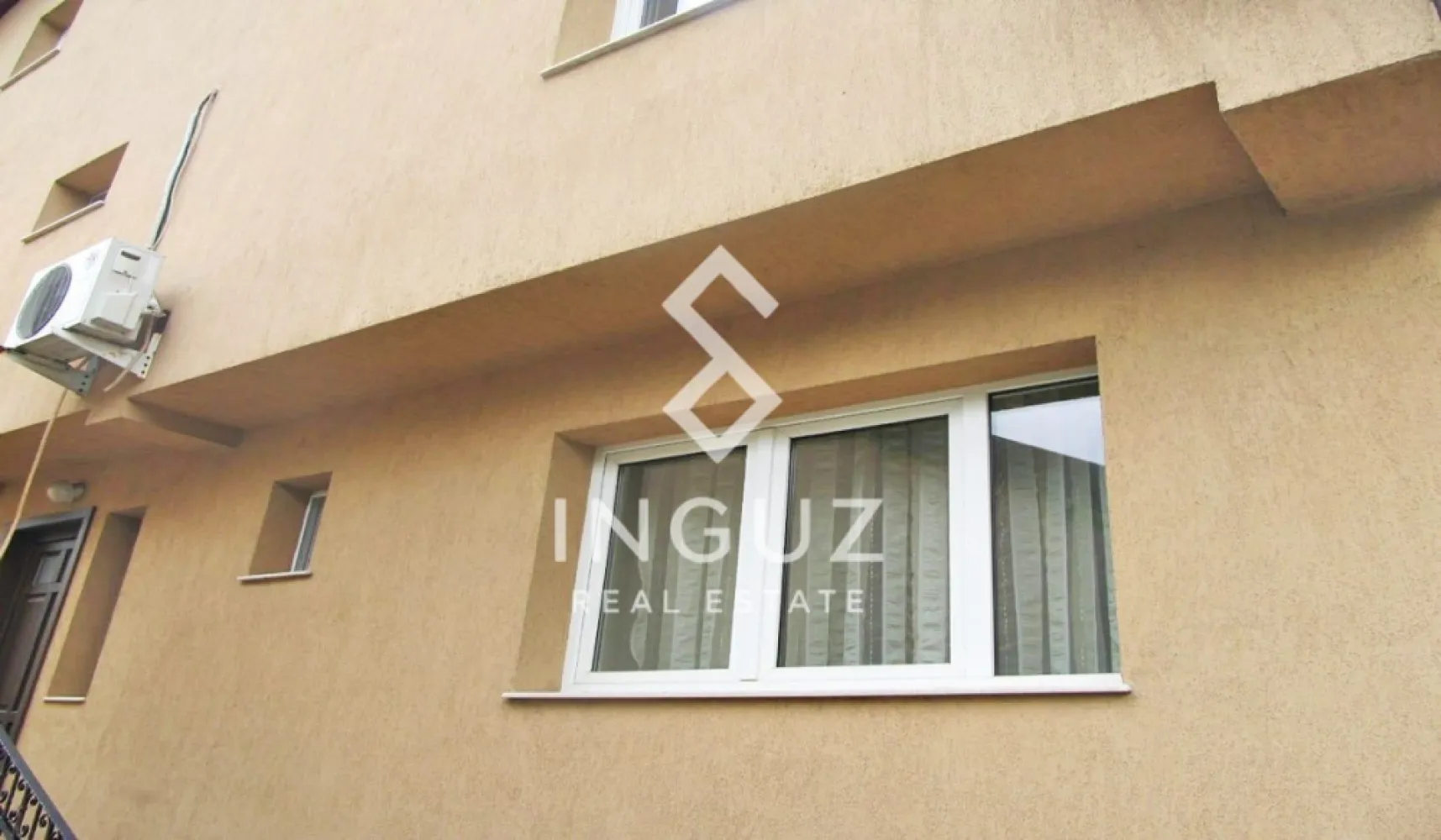 Vilă duplex de închiriat / vânzare | Colentina – Zona Sportului - Vilă duplex de închiriat / vânzare | Colentina – Zona Sportului, București

Preț închiriere: 850 € / lună
Preț vânzare: 185.000 €
Comision agenție: 50% (închiriere)

Locație:

Colentina – Zona Sportului
Stradă liniștită, înfundată, cu acces direct din Șoseaua Colentina

Detalii proprietate:
Tip: vilă duplex (o unitate din 2)
Suprafață utilă: 150 m²
Suprafață teren: 200 m² (curte comună)
Număr camere: 3
Băi: 2
An construcție: 2006
Încălzire: centrală termică proprie
Nemobilată
Compartimentare:
Living spațios
2 dormitoare
2 băi
Bucătărie mare cu loc de luat masa (~35 m²)
Descriere:

Vilă tip duplex situată într-o zonă liniștită din Colentina, pe o stradă ferită de trafic.

Proprietatea face parte dintr-un duplex format din două unități identice, cu curte comună. Unitatea disponibilă este complet separată funcțional și oferă spații generoase, fiind potrivită atât pentru locuit, cât și pentru investiție.

Se poate achiziționa pentru uz propriu sau ca investiție, cu posibilitatea de a fi închiriată imediat.

Avantaje:
Zonă liniștită
Suprafață generoasă
Potrivită pentru locuință sau investiție
Acces facil către oraș
Condiții închiriere:
Chirie în avans
Garanție: echivalentul a 2 luni de chirie
Inguz Real Estate

📱 +40 774 017 567 (WhatsApp)
📱 +40 724 922 092
✉️ info.inguzrealestate.com