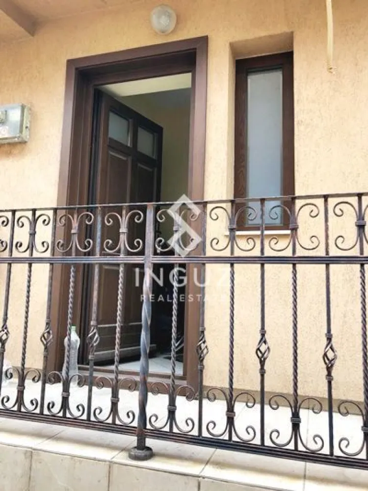 Vilă duplex de închiriat / vânzare | Colentina – Zona Sportului - Vilă duplex de închiriat / vânzare | Colentina – Zona Sportului, București

Preț închiriere: 850 € / lună
Preț vânzare: 185.000 €
Comision agenție: 50% (închiriere)

Locație:

Colentina – Zona Sportului
Stradă liniștită, înfundată, cu acces direct din Șoseaua Colentina

Detalii proprietate:
Tip: vilă duplex (o unitate din 2)
Suprafață utilă: 150 m²
Suprafață teren: 200 m² (curte comună)
Număr camere: 3
Băi: 2
An construcție: 2006
Încălzire: centrală termică proprie
Nemobilată
Compartimentare:
Living spațios
2 dormitoare
2 băi
Bucătărie mare cu loc de luat masa (~35 m²)
Descriere:

Vilă tip duplex situată într-o zonă liniștită din Colentina, pe o stradă ferită de trafic.

Proprietatea face parte dintr-un duplex format din două unități identice, cu curte comună. Unitatea disponibilă este complet separată funcțional și oferă spații generoase, fiind potrivită atât pentru locuit, cât și pentru investiție.

Se poate achiziționa pentru uz propriu sau ca investiție, cu posibilitatea de a fi închiriată imediat.

Avantaje:
Zonă liniștită
Suprafață generoasă
Potrivită pentru locuință sau investiție
Acces facil către oraș
Condiții închiriere:
Chirie în avans
Garanție: echivalentul a 2 luni de chirie
Inguz Real Estate

📱 +40 774 017 567 (WhatsApp)
📱 +40 724 922 092
✉️ info.inguzrealestate.com