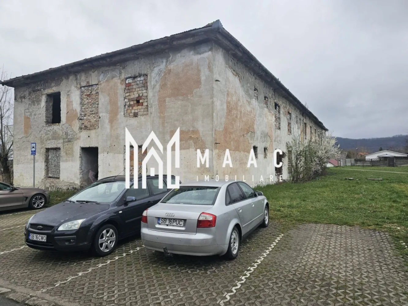 Teren și construcție I 667 mp I De Renovat I Copșa Mică - MAAC Imobiliare pune la dispoziție spre vânzare un pachet format din teren intravilan și o construcție existentă, situate în localitatea Copșa Mică. 
Proprietatea oferă potențial atât pentru reconstrucție, cât și pentru valorificarea structurii actuale.

Teren – 667 mp intravilan
- categoria: curți–construcții
- suprafață: 667 mp
- formă regulată, cu fronturi stradale de 42 m și 16 m
- toate utilitățile sunt disponibile la proprietate

Imobilul poate fi reabilitat sau demolat, în funcție de planurile viitorului proprietar.

Caracteristici:
- an aproximativ al construcției: 1980
- structură solidă, cu fundatie din beton și zidărie
- suprafață construită desfășurată: 1422 mp
- regim de înălțime: S + P + E + P
- schițele releveu sunt atașate anunțului

Pentru detalii suplimentare, contactați MAAC Imobiliare și menționați CP3007145.