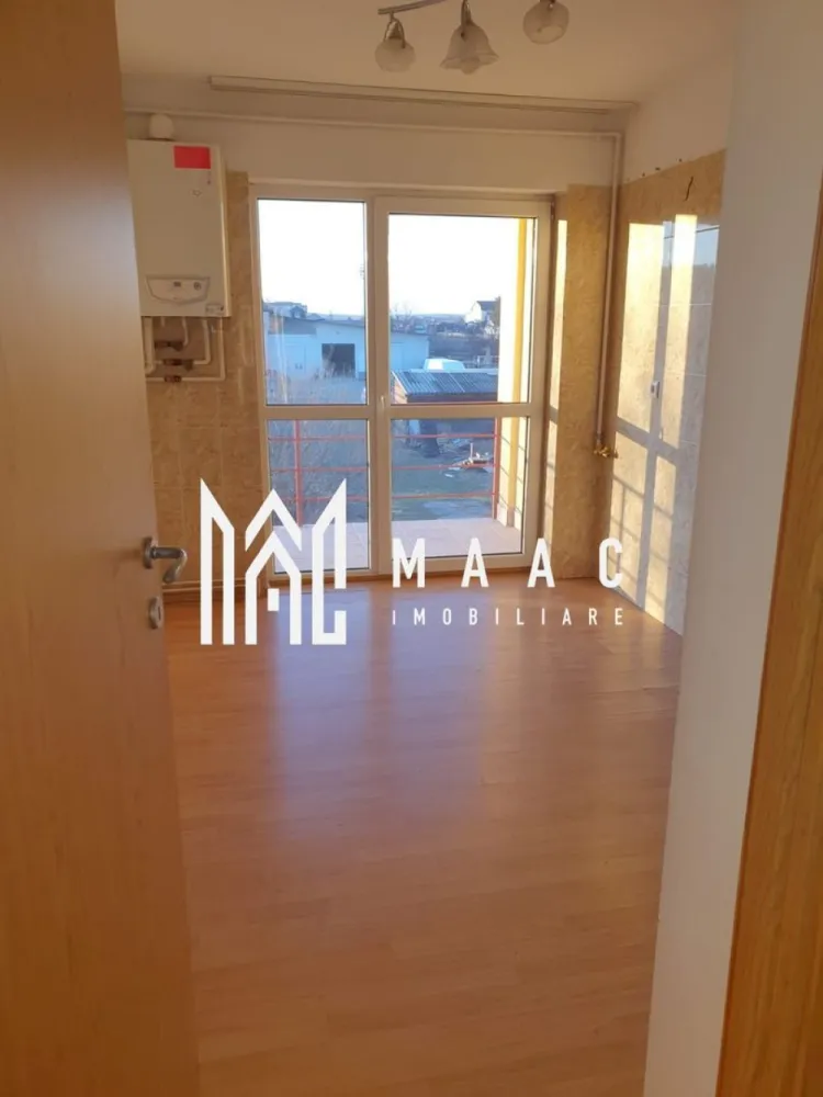 Apartament 3 camere de vânzare | Sibiu Central | 67 mp, decomandat - Apartament de vânzare în Sibiu, cu 3 camere decomandate, situat în zona Central - reper Trei Stejari, cu 67 mp utili, balcon și poziționare la etajul 1.

Detalii proprietate:
• Suprafață utilă: 67 mp
• Compartimentare: 3 camere decomandate
• 2 dormitoare, living, bucătărie separată, hol și baie
• Etaj 1 din 2, într-un imobil finalizat
• An construcție: 2000
• Stare interioară: finisat clasic
• Apartament nemobilat
• Balcon cu acces din living, dormitor și bucătărie
• Bloc tip vilă, cu regim redus de înălțime
• Imobil din cărămidă, izolat termic
• Există posibilitatea utilizării unui loc de parcare amenajat

Proprietatea este amplasată în zona Trei Stejari, aproape de Promenada Mall și Gara Sibiu. În apropiere se află Școala nr. 4, Profi și Trans Agape, iar strada este recent asfaltată.

Pentru detalii suplimentare și programarea unei vizionări, contactați echipa MAAC Imobiliare și menționați Cod anunț CP3015714.