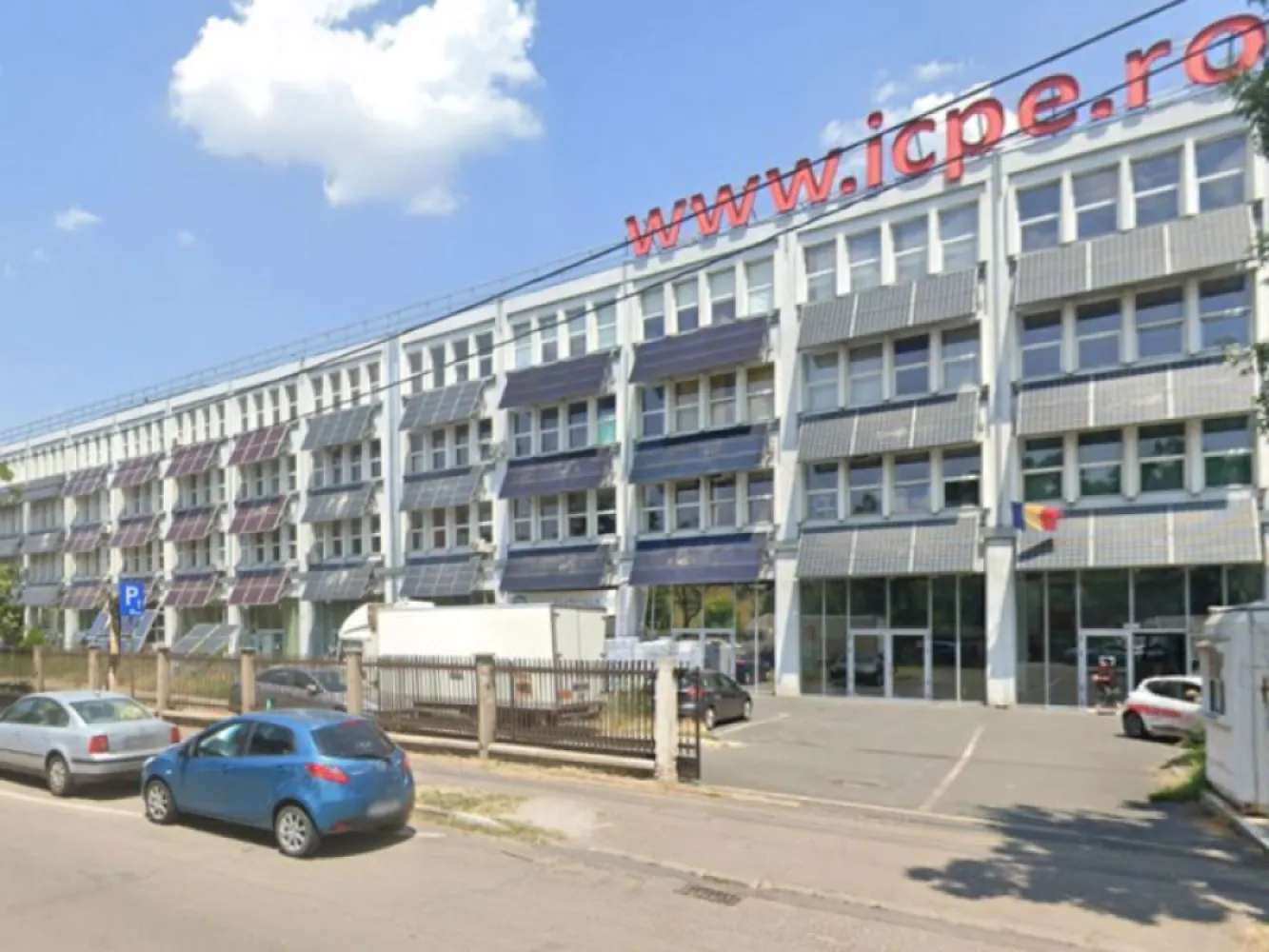 BRASADAS închiriază sp com Splaiul Uniri 50mpi sect. 3. - Agenția imobiliara BRASADAS inchiriaza spatii cu urmatoarele facilitati:
-spatiile sunt disponibile imediat pentru a fi inchiriate si dispun de iluminare naturala;
- accesul la spatiile de inchiriat este usor de realizat, avand mai multe posibilitati de intrare-iesire (scari si/sau lifturi de persoane / de mare capacitate);
- suprafetele de inchiriat sunt compartimentabile si pot fi divizate in functie de necesitatile clientului;
- oferta este de open space cu finisari precum mocheta / linoleum / parchet, tavan fals, usi / geamuri termopan, jaluzele verticale, sistem individual de climatizare cu posibilitati de compartimentare pe cheltuiala clientului;
- spatiile sunt prevazute cu instalatii termice conectate la centrala termica a societatii
- accesul la internet si telefonie se poate realiza direct cu oricare dintre principalii operatori de telecomunicatii de pe piata, prezenti cu fibra optica in incinta societatii;
- monitorizare video si paza / interventie PSI 24 / 24 ore;
- asigurarea curateniei pentru spatiile comune interioare, exterioare si peisagistica cu firme profesionale specializate si/sau cu personal propriu;
- asigurarea intretinerii in stare de functionare a utilitatilor;
- parcare angajati/vizitatori in spatiul special amenajat din cadrul incintei ICPE SA;
- inchirieri de utilaje, stivuitor, mana de lucru / ora pentru incarcari / descarcari de marfa;
– acces facil la servicii aditionale – cantine, restaurant, posta, servicii catering, magazine, cabinet medical etc.
– posibilitatea dezvoltarii afacerilor dumneavoastra prin existenta unui portofoliu de peste 150 clienti, 250 angajati si 1000 vizitatori / zi;
– posibilitatea inchirierii de sali conferinta / meetinguri / petreceri corporate cu echipamentele aferente;
– pret negociabil 8-12 euro + TVA/Mmp

Pentru mai multe oferte accesați www.brasadas.com