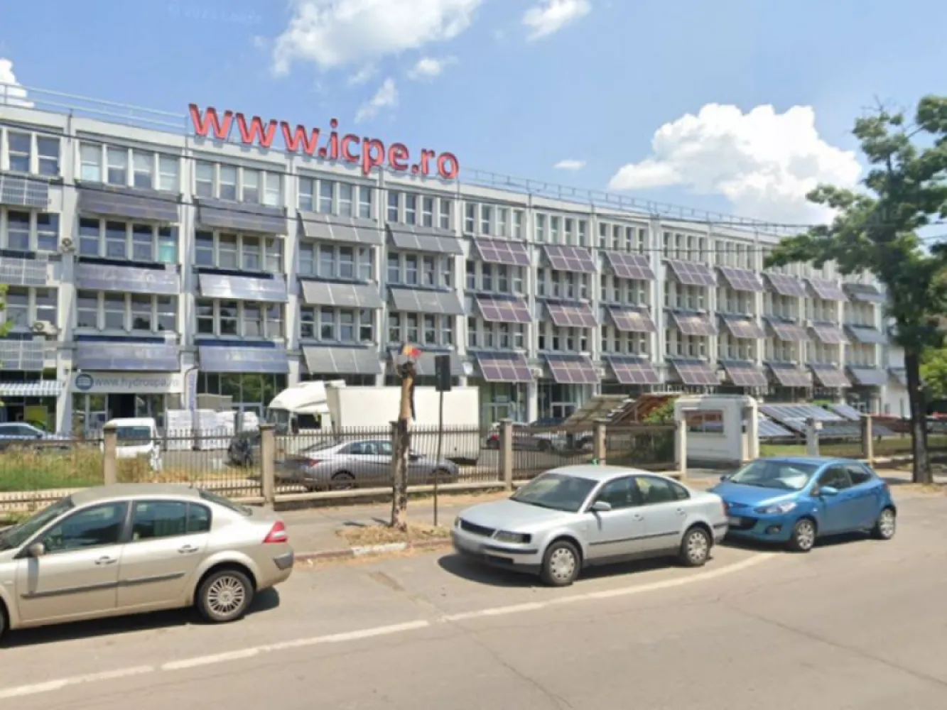 BRASADAS închiriază sp com Splaiul Uniri 50mpi sect. 3. - Agenția imobiliara BRASADAS inchiriaza spatii cu urmatoarele facilitati:
-spatiile sunt disponibile imediat pentru a fi inchiriate si dispun de iluminare naturala;
- accesul la spatiile de inchiriat este usor de realizat, avand mai multe posibilitati de intrare-iesire (scari si/sau lifturi de persoane / de mare capacitate);
- suprafetele de inchiriat sunt compartimentabile si pot fi divizate in functie de necesitatile clientului;
- oferta este de open space cu finisari precum mocheta / linoleum / parchet, tavan fals, usi / geamuri termopan, jaluzele verticale, sistem individual de climatizare cu posibilitati de compartimentare pe cheltuiala clientului;
- spatiile sunt prevazute cu instalatii termice conectate la centrala termica a societatii
- accesul la internet si telefonie se poate realiza direct cu oricare dintre principalii operatori de telecomunicatii de pe piata, prezenti cu fibra optica in incinta societatii;
- monitorizare video si paza / interventie PSI 24 / 24 ore;
- asigurarea curateniei pentru spatiile comune interioare, exterioare si peisagistica cu firme profesionale specializate si/sau cu personal propriu;
- asigurarea intretinerii in stare de functionare a utilitatilor;
- parcare angajati/vizitatori in spatiul special amenajat din cadrul incintei ICPE SA;
- inchirieri de utilaje, stivuitor, mana de lucru / ora pentru incarcari / descarcari de marfa;
– acces facil la servicii aditionale – cantine, restaurant, posta, servicii catering, magazine, cabinet medical etc.
– posibilitatea dezvoltarii afacerilor dumneavoastra prin existenta unui portofoliu de peste 150 clienti, 250 angajati si 1000 vizitatori / zi;
– posibilitatea inchirierii de sali conferinta / meetinguri / petreceri corporate cu echipamentele aferente;
– pret negociabil 8-12 euro + TVA/Mmp

Pentru mai multe oferte accesați www.brasadas.com