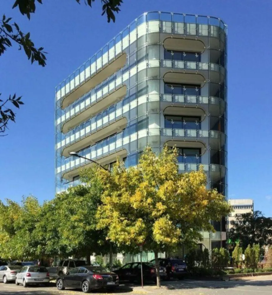 Spatiu stradal Unirii Coposu, cartierul Evreiesc - Agenția imobiliara BRASADAS închiriază spatiu parter, stradal, vedere frumoasa, libera, adaptabil ca show-room, activitati de comert, horeca, etc, cu multiple zone de acces. Pe langa avantajele tehnice constructive, avantajul imobilului este amplasarea intr-o zona ultracentrala in apropierea celui mai important nod al mijloacelor de transport in comun din Bucuresti (Piata Unirii), in vecinatatea celor mai importante zone de interes public (Tribunalul Bucuresti, Biblioteca Centrala, Centrul Istoric al Bucurestiului, Noul Centru Vechi, Palatul Parlamentului), precum si intr-o zona cu hoteluri si centre de afaceri.
Cladirea este conceputa sa suporte functiuni diverse la cel mai inalt nivel tehnologic, datorita unui proiect care contine cea mai moderna tehnologie pentru structurile de rezistenta a cladirilor medii si inalte, structura de rezistenta mixta, cu avantaje incontestabile pentru conformarea antiseismica a cladirii.
Terasele si zonele exterioare de acces au incorporate functia de degivrare, conectata prin senzori de temperatura si umiditate la un sistem automat de control.
Fatada principala este realizata dintr-o anvelopa de sticla prinsa in sistem spider.
Fatada secundara este prevazuta cu geamuri termopan cu functii de izolare acustica si termica superioare, cu sistem liftant-glisant.
Alte precizari: 
Spatiul poate fi conectat la cos de evacuare independent.
Se adauga tva.
Pentru mai multe oferte accesați www.brasadas.com.