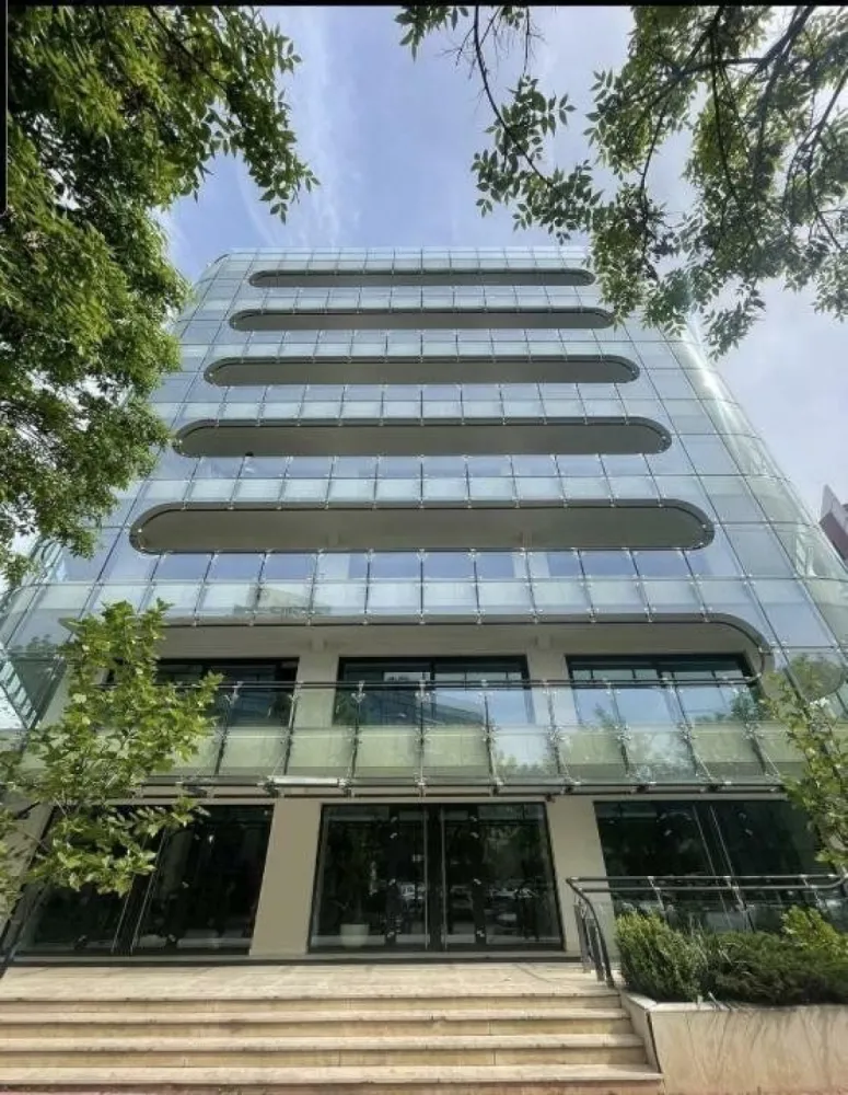 Spatiu stradal Unirii Coposu, cartierul Evreiesc - Agenția imobiliara BRASADAS închiriază spatiu parter, stradal, vedere frumoasa, libera, adaptabil ca show-room, activitati de comert, horeca, etc, cu multiple zone de acces. Pe langa avantajele tehnice constructive, avantajul imobilului este amplasarea intr-o zona ultracentrala in apropierea celui mai important nod al mijloacelor de transport in comun din Bucuresti (Piata Unirii), in vecinatatea celor mai importante zone de interes public (Tribunalul Bucuresti, Biblioteca Centrala, Centrul Istoric al Bucurestiului, Noul Centru Vechi, Palatul Parlamentului), precum si intr-o zona cu hoteluri si centre de afaceri.
Cladirea este conceputa sa suporte functiuni diverse la cel mai inalt nivel tehnologic, datorita unui proiect care contine cea mai moderna tehnologie pentru structurile de rezistenta a cladirilor medii si inalte, structura de rezistenta mixta, cu avantaje incontestabile pentru conformarea antiseismica a cladirii.
Terasele si zonele exterioare de acces au incorporate functia de degivrare, conectata prin senzori de temperatura si umiditate la un sistem automat de control.
Fatada principala este realizata dintr-o anvelopa de sticla prinsa in sistem spider.
Fatada secundara este prevazuta cu geamuri termopan cu functii de izolare acustica si termica superioare, cu sistem liftant-glisant.
Alte precizari: 
Spatiul poate fi conectat la cos de evacuare independent.
Se adauga tva.
Pentru mai multe oferte accesați www.brasadas.com.