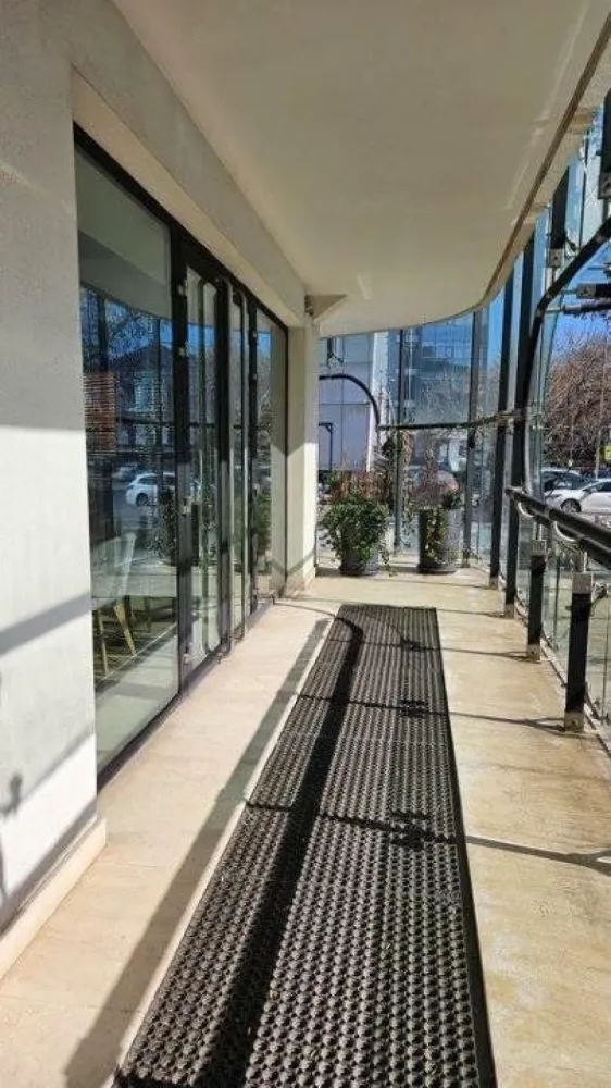 Spatiu stradal Unirii Coposu, cartierul Evreiesc - Agenția imobiliara BRASADAS închiriază spatiu parter, stradal, vedere frumoasa, libera, adaptabil ca show-room, activitati de comert, horeca, etc, cu multiple zone de acces. Pe langa avantajele tehnice constructive, avantajul imobilului este amplasarea intr-o zona ultracentrala in apropierea celui mai important nod al mijloacelor de transport in comun din Bucuresti (Piata Unirii), in vecinatatea celor mai importante zone de interes public (Tribunalul Bucuresti, Biblioteca Centrala, Centrul Istoric al Bucurestiului, Noul Centru Vechi, Palatul Parlamentului), precum si intr-o zona cu hoteluri si centre de afaceri.
Cladirea este conceputa sa suporte functiuni diverse la cel mai inalt nivel tehnologic, datorita unui proiect care contine cea mai moderna tehnologie pentru structurile de rezistenta a cladirilor medii si inalte, structura de rezistenta mixta, cu avantaje incontestabile pentru conformarea antiseismica a cladirii.
Terasele si zonele exterioare de acces au incorporate functia de degivrare, conectata prin senzori de temperatura si umiditate la un sistem automat de control.
Fatada principala este realizata dintr-o anvelopa de sticla prinsa in sistem spider.
Fatada secundara este prevazuta cu geamuri termopan cu functii de izolare acustica si termica superioare, cu sistem liftant-glisant.
Alte precizari: 
Spatiul poate fi conectat la cos de evacuare independent.
Se adauga tva.
Pentru mai multe oferte accesați www.brasadas.com.