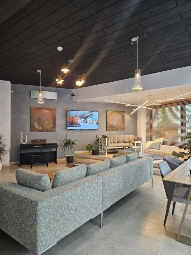 Spatiu stradal Unirii Coposu, cartierul Evreiesc - Agenția imobiliara BRASADAS închiriază spatiu parter, stradal, vedere frumoasa, libera, adaptabil ca show-room, activitati de comert, horeca, etc, cu multiple zone de acces. Pe langa avantajele tehnice constructive, avantajul imobilului este amplasarea intr-o zona ultracentrala in apropierea celui mai important nod al mijloacelor de transport in comun din Bucuresti (Piata Unirii), in vecinatatea celor mai importante zone de interes public (Tribunalul Bucuresti, Biblioteca Centrala, Centrul Istoric al Bucurestiului, Noul Centru Vechi, Palatul Parlamentului), precum si intr-o zona cu hoteluri si centre de afaceri.
Cladirea este conceputa sa suporte functiuni diverse la cel mai inalt nivel tehnologic, datorita unui proiect care contine cea mai moderna tehnologie pentru structurile de rezistenta a cladirilor medii si inalte, structura de rezistenta mixta, cu avantaje incontestabile pentru conformarea antiseismica a cladirii.
Terasele si zonele exterioare de acces au incorporate functia de degivrare, conectata prin senzori de temperatura si umiditate la un sistem automat de control.
Fatada principala este realizata dintr-o anvelopa de sticla prinsa in sistem spider.
Fatada secundara este prevazuta cu geamuri termopan cu functii de izolare acustica si termica superioare, cu sistem liftant-glisant.
Alte precizari: 
Spatiul poate fi conectat la cos de evacuare independent.
Se adauga tva.
Pentru mai multe oferte accesați www.brasadas.com.