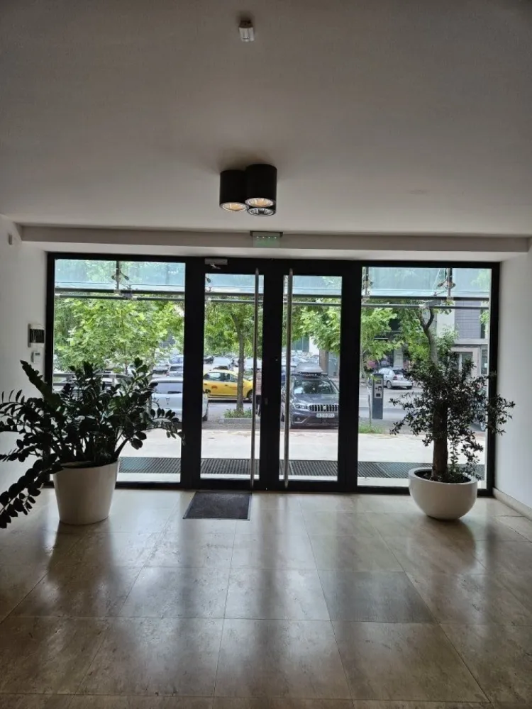 Spatiu stradal Unirii Coposu, cartierul Evreiesc - Agenția imobiliara BRASADAS închiriază spatiu parter, stradal, vedere frumoasa, libera, adaptabil ca show-room, activitati de comert, horeca, etc, cu multiple zone de acces. Pe langa avantajele tehnice constructive, avantajul imobilului este amplasarea intr-o zona ultracentrala in apropierea celui mai important nod al mijloacelor de transport in comun din Bucuresti (Piata Unirii), in vecinatatea celor mai importante zone de interes public (Tribunalul Bucuresti, Biblioteca Centrala, Centrul Istoric al Bucurestiului, Noul Centru Vechi, Palatul Parlamentului), precum si intr-o zona cu hoteluri si centre de afaceri.
Cladirea este conceputa sa suporte functiuni diverse la cel mai inalt nivel tehnologic, datorita unui proiect care contine cea mai moderna tehnologie pentru structurile de rezistenta a cladirilor medii si inalte, structura de rezistenta mixta, cu avantaje incontestabile pentru conformarea antiseismica a cladirii.
Terasele si zonele exterioare de acces au incorporate functia de degivrare, conectata prin senzori de temperatura si umiditate la un sistem automat de control.
Fatada principala este realizata dintr-o anvelopa de sticla prinsa in sistem spider.
Fatada secundara este prevazuta cu geamuri termopan cu functii de izolare acustica si termica superioare, cu sistem liftant-glisant.
Alte precizari: 
Spatiul poate fi conectat la cos de evacuare independent.
Se adauga tva.
Pentru mai multe oferte accesați www.brasadas.com.