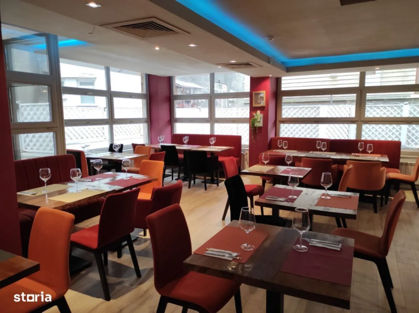 BRASADAS vinde - Afacere la cheie - Restaurant. - Agenția imobiliara BRASADAS vinde restaurant deschis in zona centrala din Bucuresti de 8 ani de zile, cu toate dotarile la cheie, functional si cu un brand cunoscut pe piata.
Se poate prelua cu firma, cu toate autorizatiile la zi, inclusiv negatie ISU. Prin aceasta firma s-a derulat numai activitatea restaurantului.
Locatia este la 300m de metrou Piata Victoriei. Spatiul este recent renovat, dispune de mobilier (60 de locuri interior si 40 exterior), echipamente profesionale (bucatarie si bar), terasa inchisa cu o copertina retractabila.
Restaurantul are activitate de catering prin parteneriat cu platforma Bolt.
Descrierea restaurantului:- datele financiare se pot furniza la cerere-contract chirie pentru spatiu valabila inca 3 ani, cu chirie avantajoasa-preluare a tuturor echipamentelor si dotarile din bucatarie si din bar - frigidere, congelatoare, masa calda, mese reci, friteuze, cuptoare, abitatoare, masini de spalat profesionale (vase si pahare), masina de gheata, espressor, blendere, mese de lucru, vesela-preluare echipamente si dotari din saloane - sistem POS, sistem supraveghere, mobilier interior si exterior, vitrine
Avantaje:- clientela deja formata, dupa 8 ani de functionare- posibilitate preluare imediata- afacere la cheie fara investitie suplimentara- pagina de Google cu rating 4.7/ 2000 recenzii- nr. 1 pe Tripadvisor de 7 ani de zile pentru categoria relevanta- marca inregistrata- platforma de comenzi online.
Pentru mai multe oferte accesați www.brasadas.com.