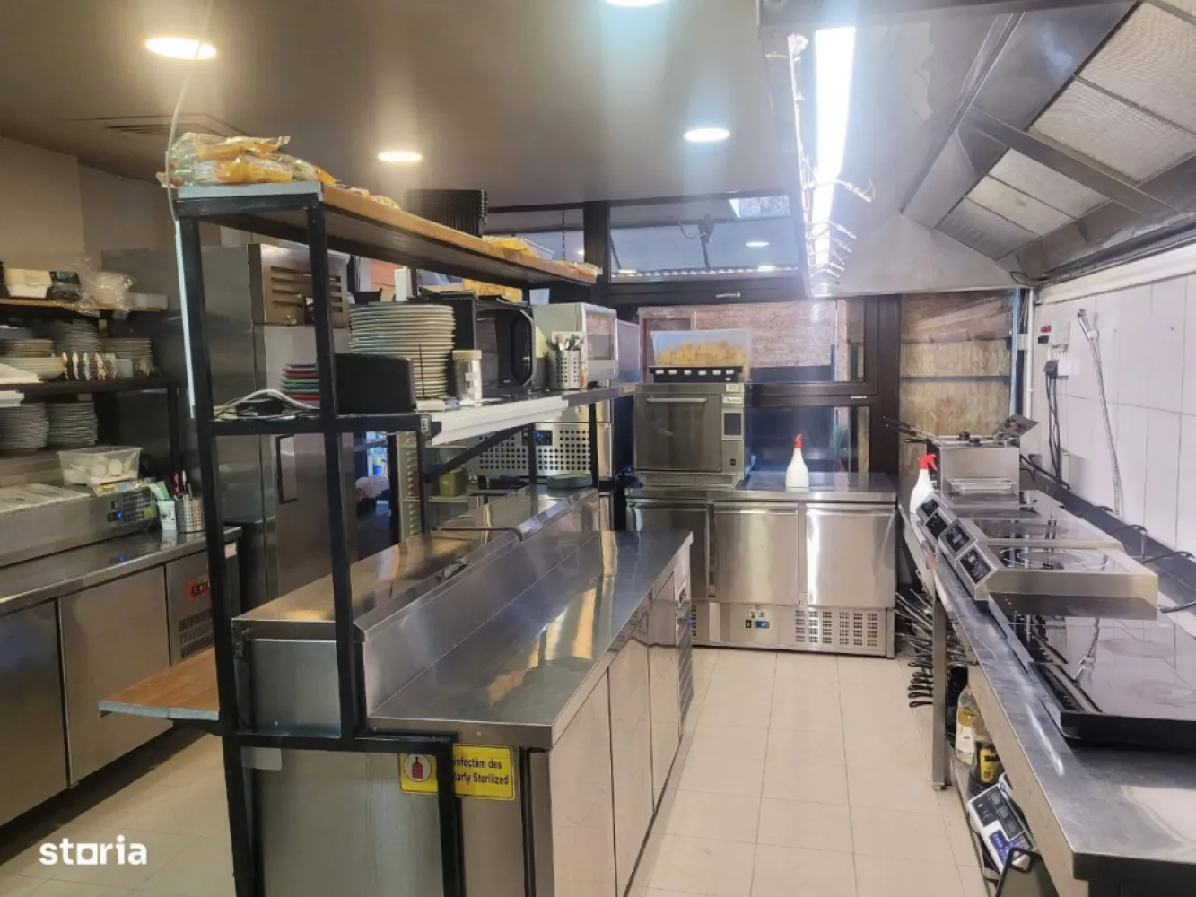 BRASADAS vinde - Afacere la cheie - Restaurant. - Agenția imobiliara BRASADAS vinde restaurant deschis in zona centrala din Bucuresti de 8 ani de zile, cu toate dotarile la cheie, functional si cu un brand cunoscut pe piata.
Se poate prelua cu firma, cu toate autorizatiile la zi, inclusiv negatie ISU. Prin aceasta firma s-a derulat numai activitatea restaurantului.
Locatia este la 300m de metrou Piata Victoriei. Spatiul este recent renovat, dispune de mobilier (60 de locuri interior si 40 exterior), echipamente profesionale (bucatarie si bar), terasa inchisa cu o copertina retractabila.
Restaurantul are activitate de catering prin parteneriat cu platforma Bolt.
Descrierea restaurantului:- datele financiare se pot furniza la cerere-contract chirie pentru spatiu valabila inca 3 ani, cu chirie avantajoasa-preluare a tuturor echipamentelor si dotarile din bucatarie si din bar - frigidere, congelatoare, masa calda, mese reci, friteuze, cuptoare, abitatoare, masini de spalat profesionale (vase si pahare), masina de gheata, espressor, blendere, mese de lucru, vesela-preluare echipamente si dotari din saloane - sistem POS, sistem supraveghere, mobilier interior si exterior, vitrine
Avantaje:- clientela deja formata, dupa 8 ani de functionare- posibilitate preluare imediata- afacere la cheie fara investitie suplimentara- pagina de Google cu rating 4.7/ 2000 recenzii- nr. 1 pe Tripadvisor de 7 ani de zile pentru categoria relevanta- marca inregistrata- platforma de comenzi online.
Pentru mai multe oferte accesați www.brasadas.com.
