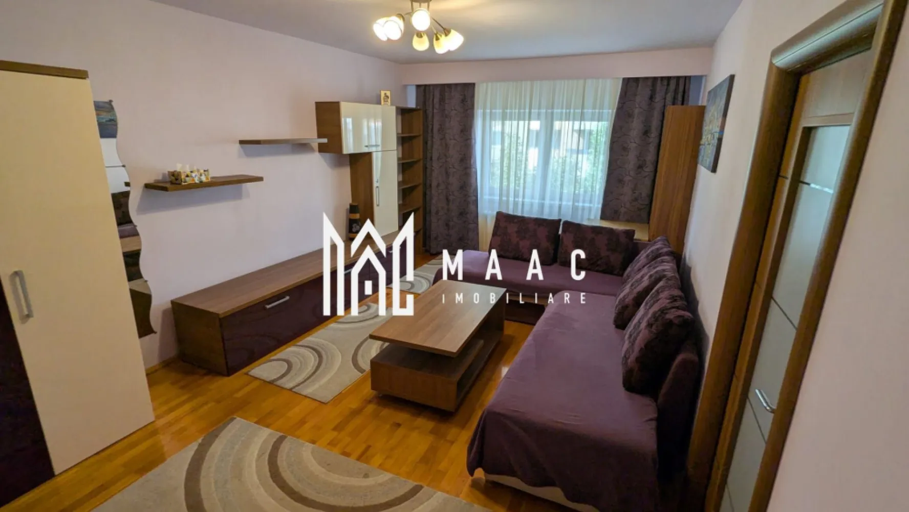 Apartament 2 camere | 60 mp | Etaj 3 - MAAC Imobiliare vă propune spre vânzare un apartament modern, spațios și eficient compartimentat, situat în zona Gării – una dintre cele mai accesibile și bine cotate zone ale orașului, ideală atât pentru locuit, cât și pentru investiție.

Proprietatea dispune de o suprafață utilă de 60 mp, la care se adaugă un balcon închis de 6 mp, oferind un spațiu suplimentar perfect pentru relaxare sau depozitare. Apartamentul este situat la etajul 3 din 8, într-un imobil prevăzut cu lift, și beneficiază de o compartimentare decomandată, ce asigură un grad ridicat de confort și intimitate.

Locuința este dotată cu centrală termică proprie, asigurând un control optim al temperaturii și costurilor. Bucătăria este complet echipată cu frigider, plită pe gaz și hotă, iar confortul zilnic este completat de prezența mașinii de spălat rufe și a mașinii de spălat vase. Baia este amenajată cu cadă cu hidromasaj, oferind un plus de relaxare.

Localizarea reprezintă un avantaj major, apartamentul fiind situat la doar aproximativ 10 minute de mers pe jos de centrul orașului, centre comerciale și unități medicale. Zona este liniștită, cu acces facil către principalele puncte de interes și beneficiază de locuri de parcare gratuite și suficiente.

Această proprietate reprezintă o alegere excelentă pentru un cuplu, o persoană activă sau pentru cei care caută o investiție sigură într-o zonă bine dezvoltată.

Pentru mai multe detalii sau pentru programarea unei vizionări, vă invităm să ne contactați și să specificati ID: CP3015334